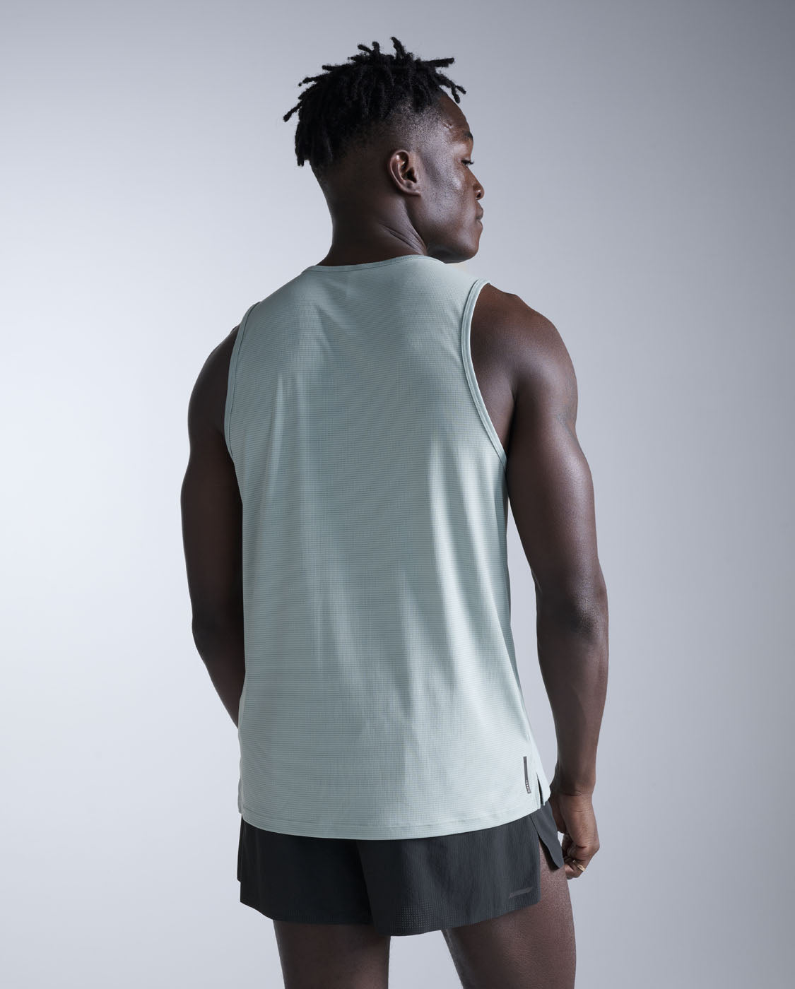 2xu-aero-tank-herren-smoke-blue-funktionssinglet-atmungsaktiv image 2