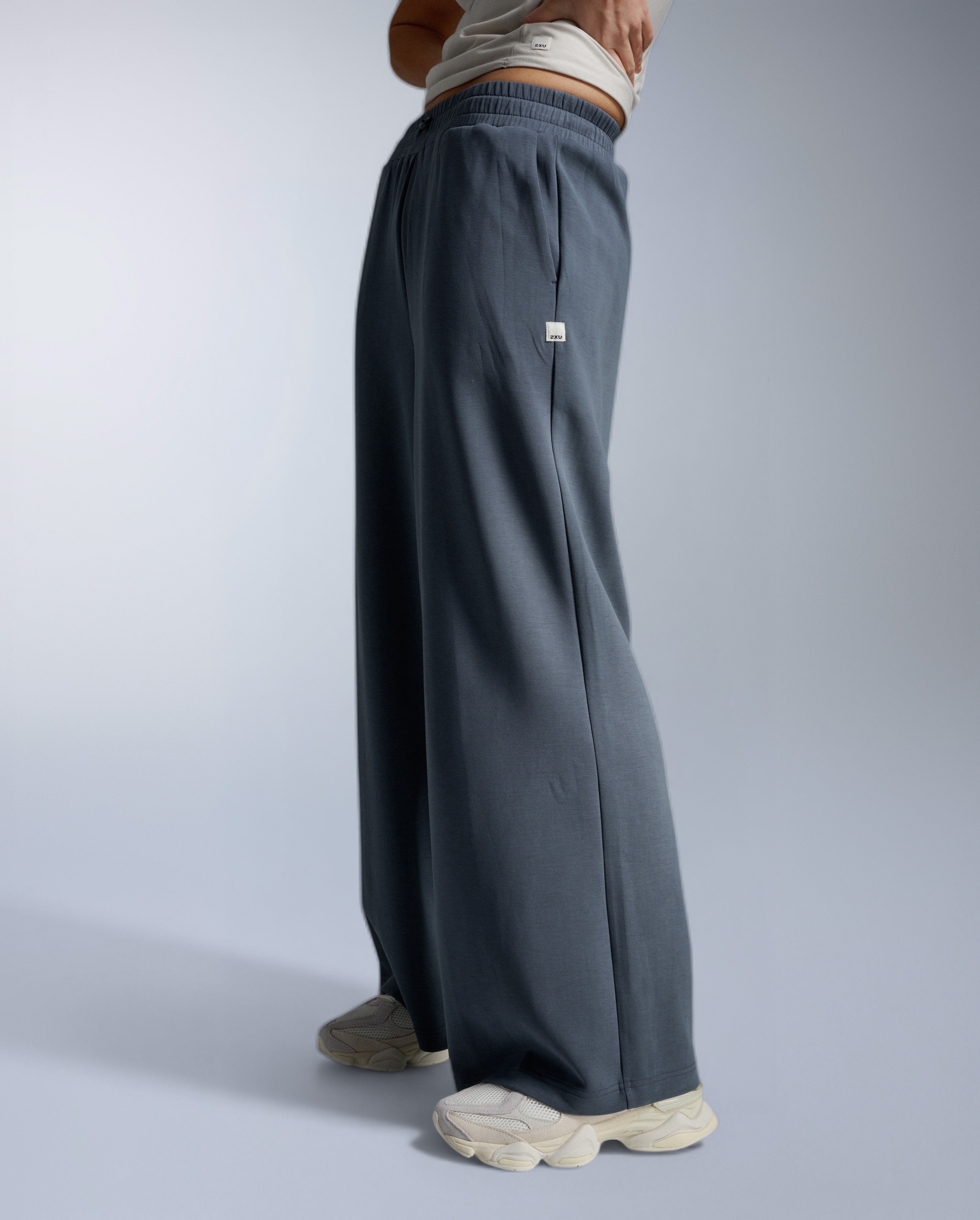 2xu-signature-wonderluxe-wide-leg-hose-india-ink-damen image 2