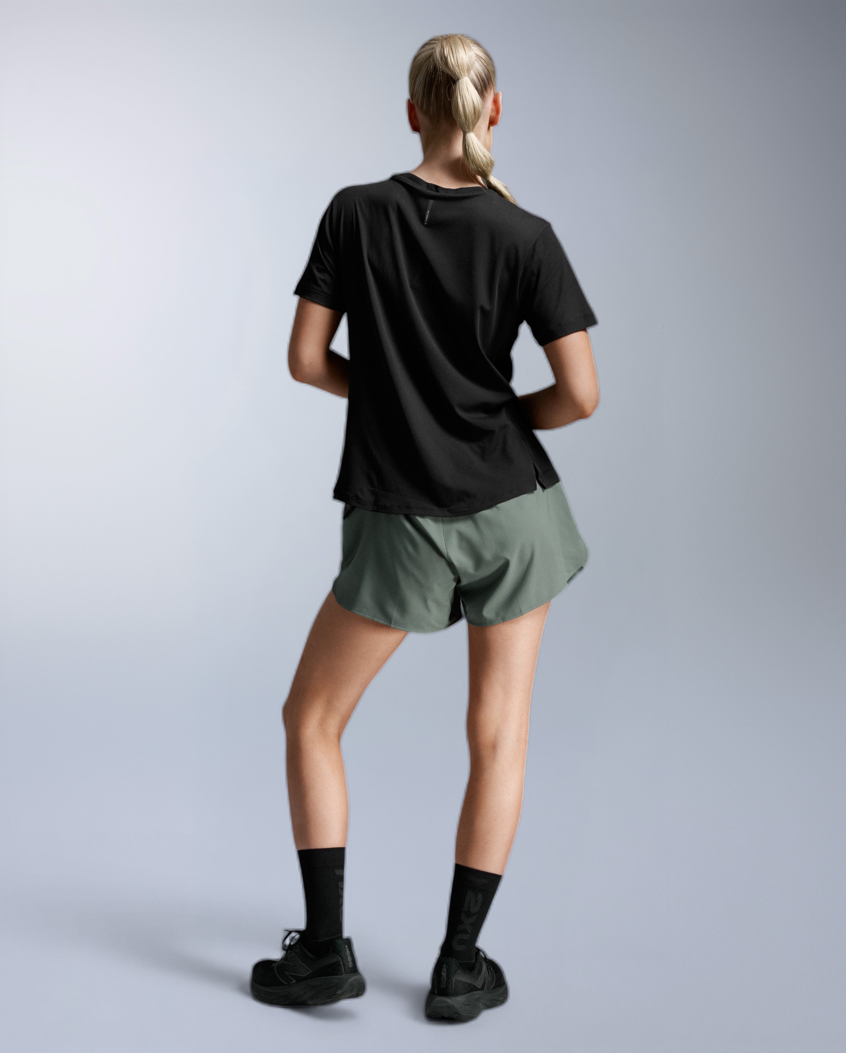 2xu-aero-trail-tee-t-shirt-schwarz-damen-upf-50 image 6