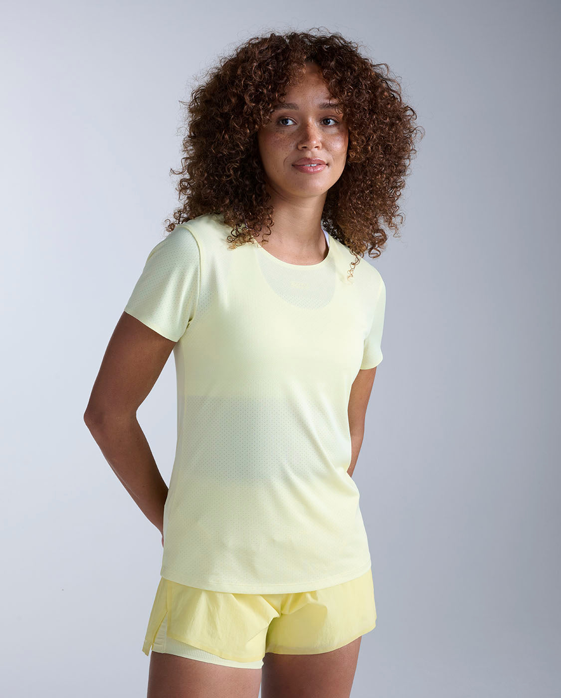 2xu-light-speed-tech-tee-lemon-ice-laufshirt-damen image 1