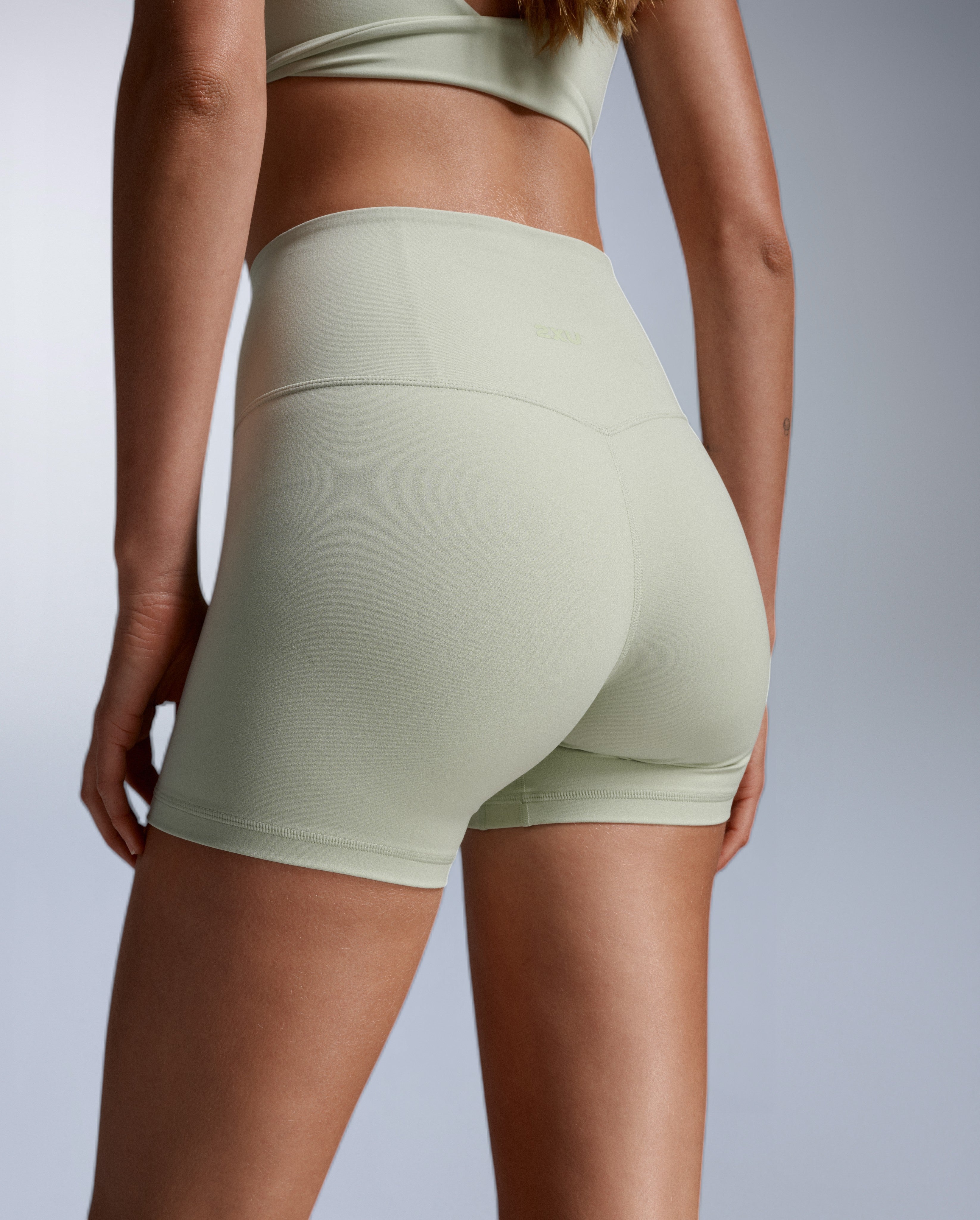 2xu-fluid-hi-rise-5-inch-shorts-seafoam-damen image 7