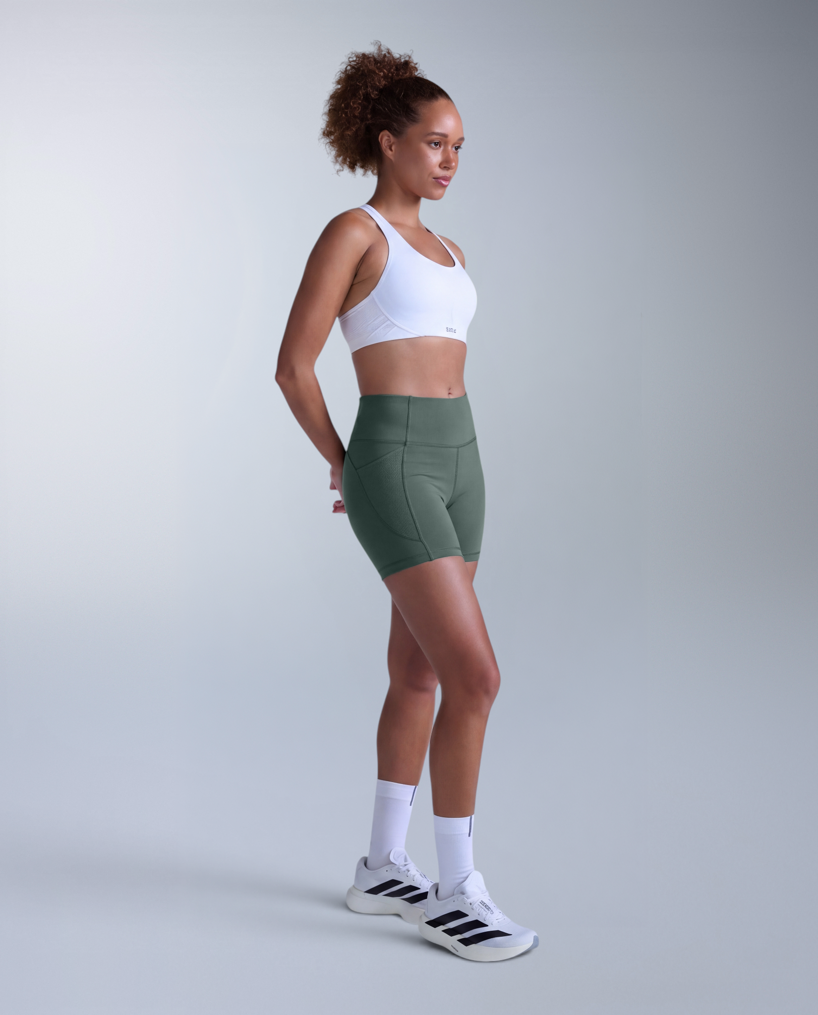 2xu-aero-mesh-hi-rise-4-inch-shorts-damen-olive-high-waist image 5