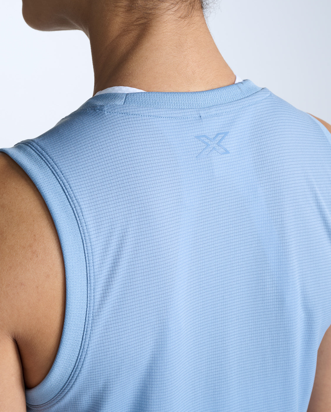 2xu-aero-mesh-crop-tank-damen-blue-shade image 4