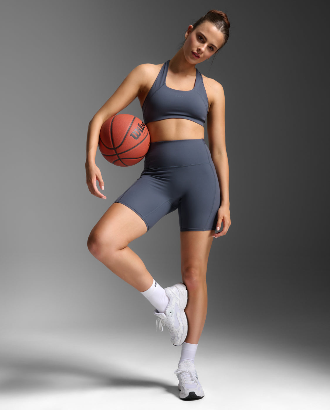 2xu-form-stash-hi-rise-6-kompressionsshorts-india-ink-mit-taschen image 6