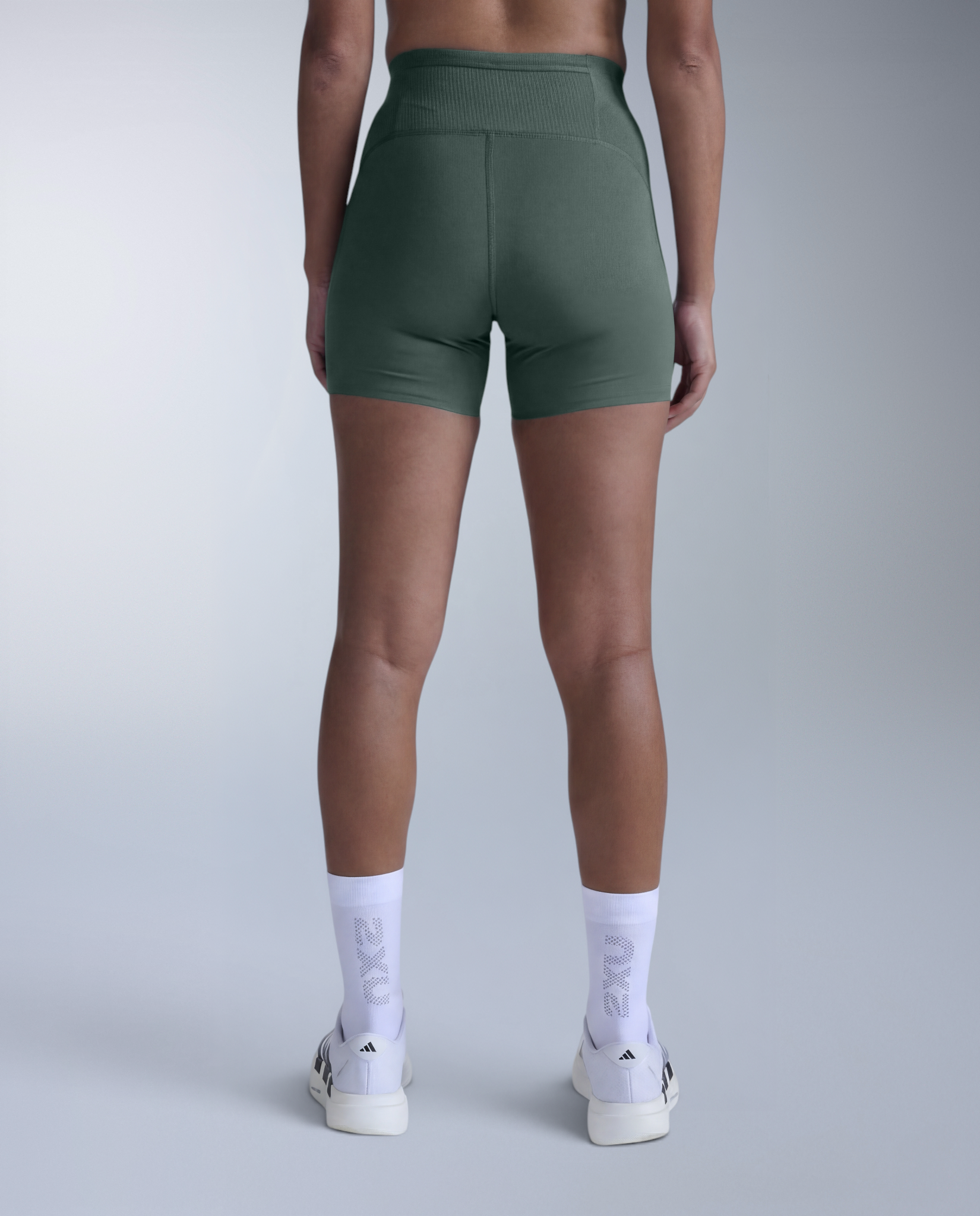 2xu-aero-mesh-hi-rise-4-inch-shorts-damen-olive-high-waist image 3