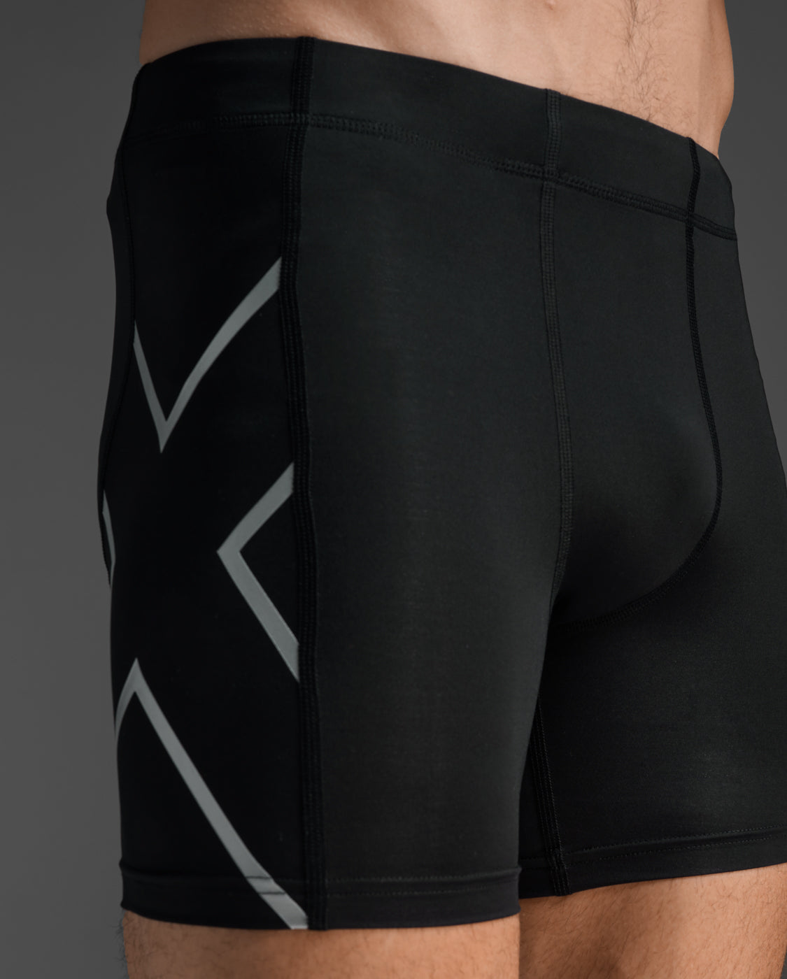 2xu-core-compression-1-2-shorts-herren-black image 4