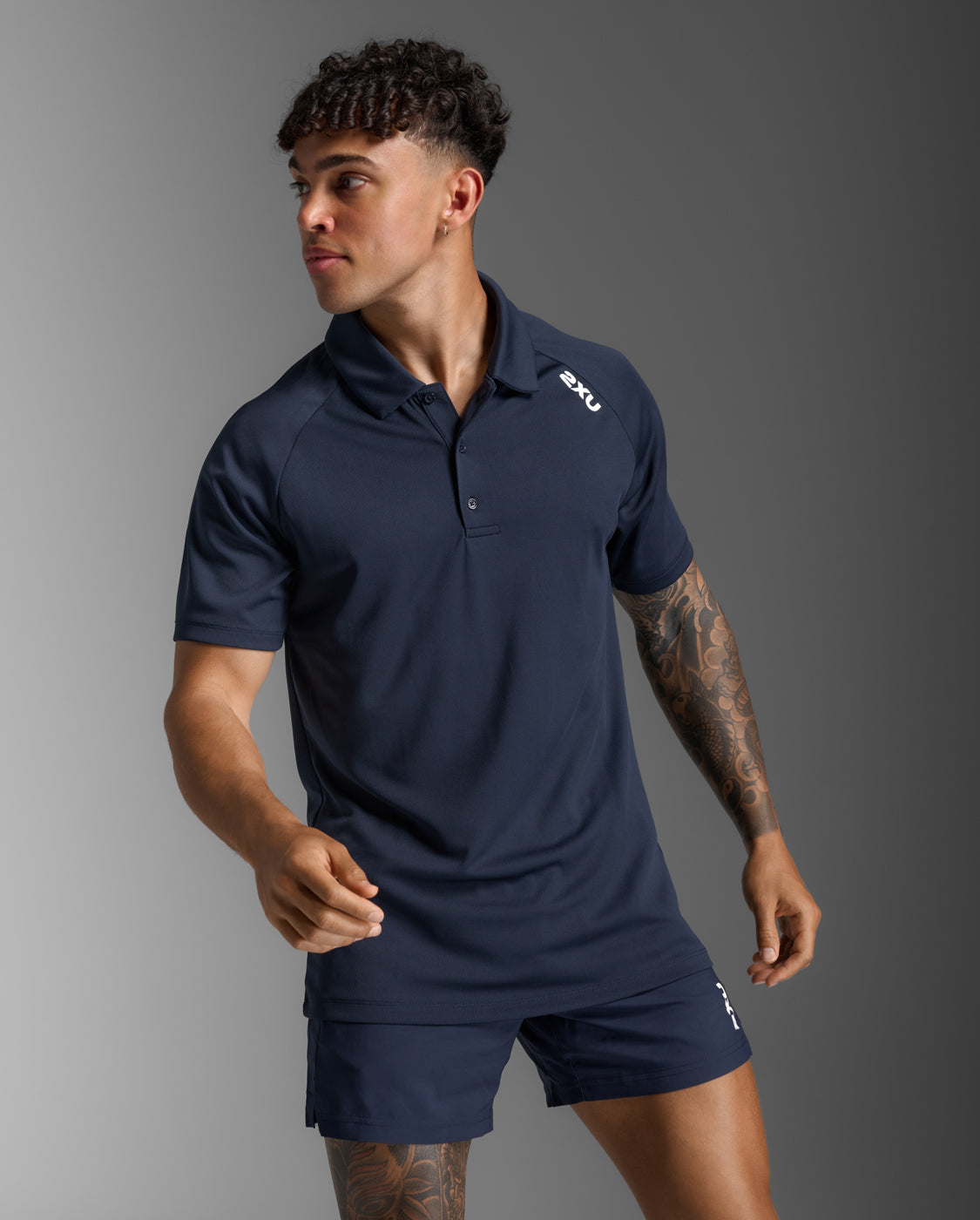 2xu-motion-aspire-polo-herren-midnight-white-kurzarm image 1