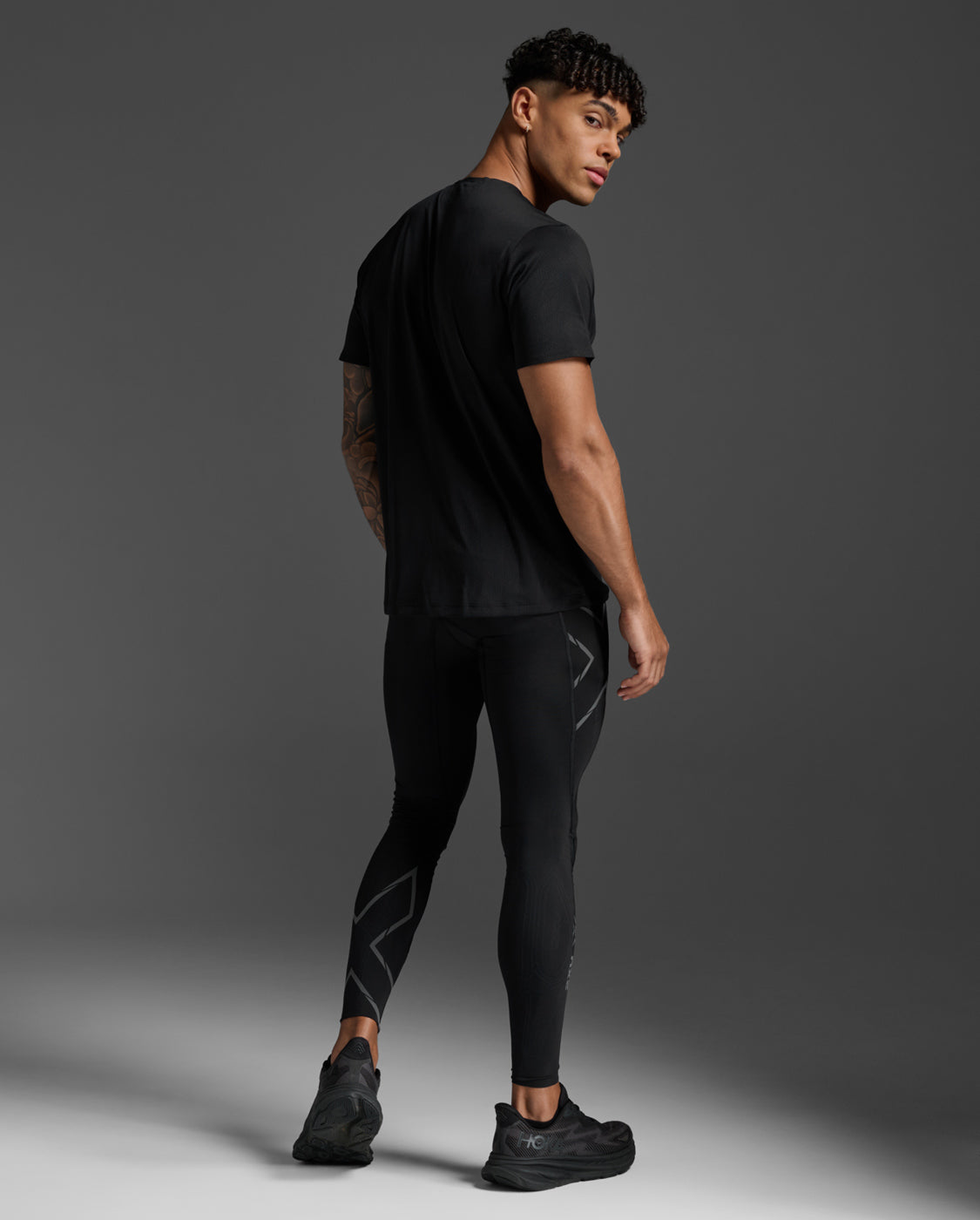 2xu-light-speed-tech-tee-laufshirt-schwarz image 5