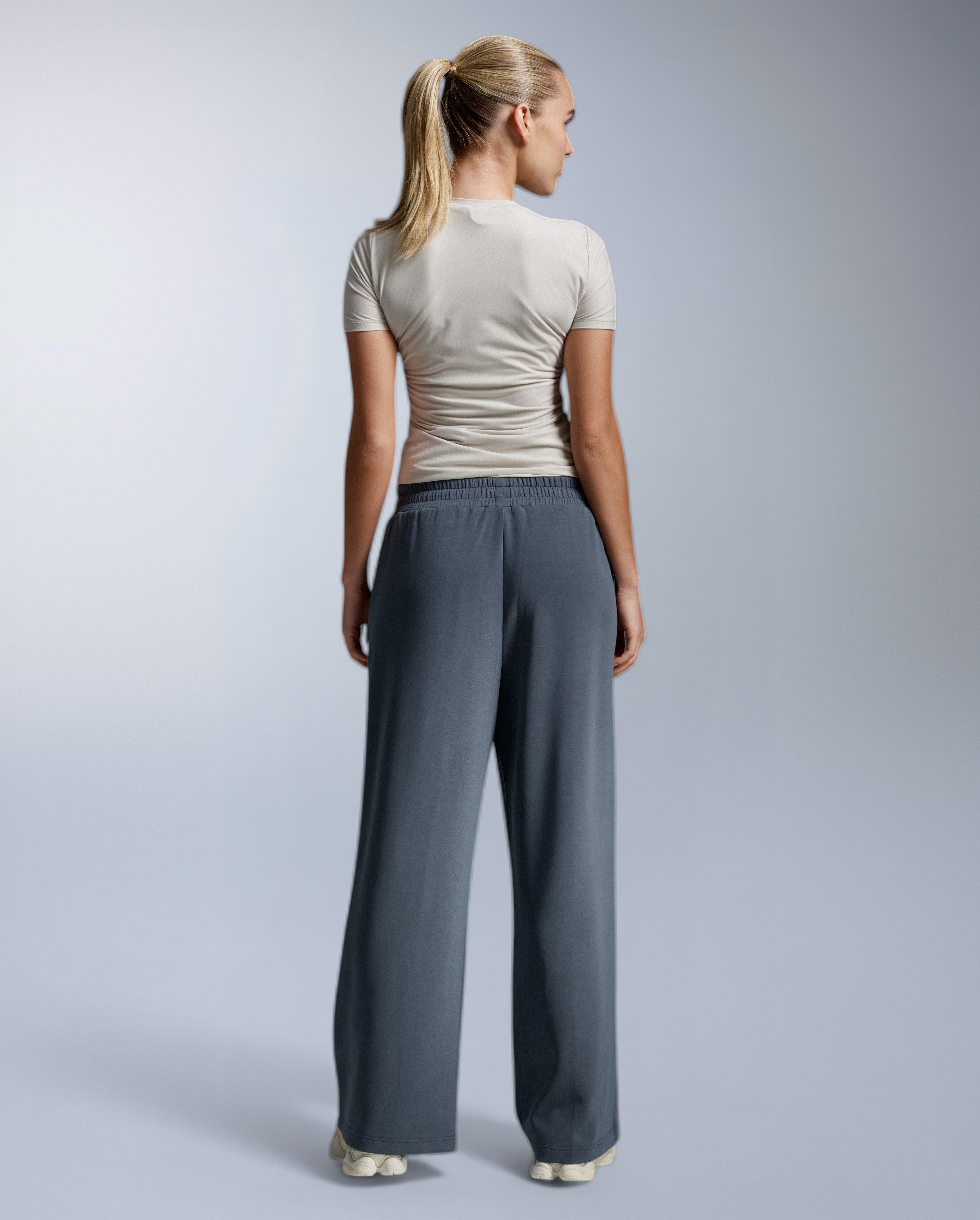 2xu-signature-wonderluxe-wide-leg-hose-india-ink-damen image 6