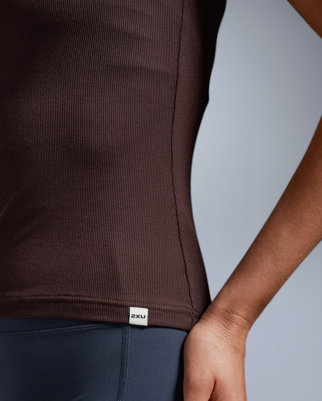 2xu-fluid-modal-ribbed-tank-top-bark-white image 8