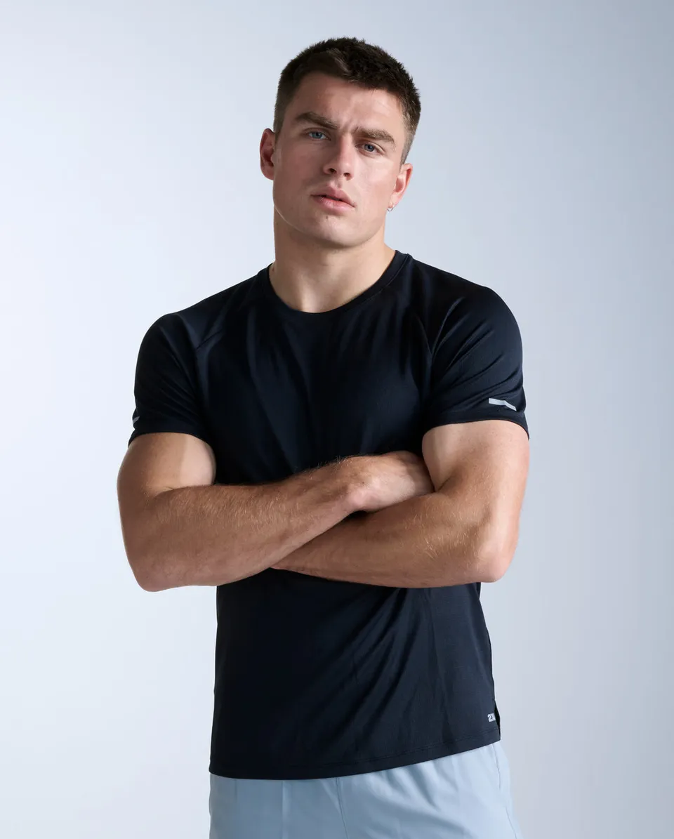 2xu-aero-tee-laufshirt-herren-schwarz-slim-fit image 1