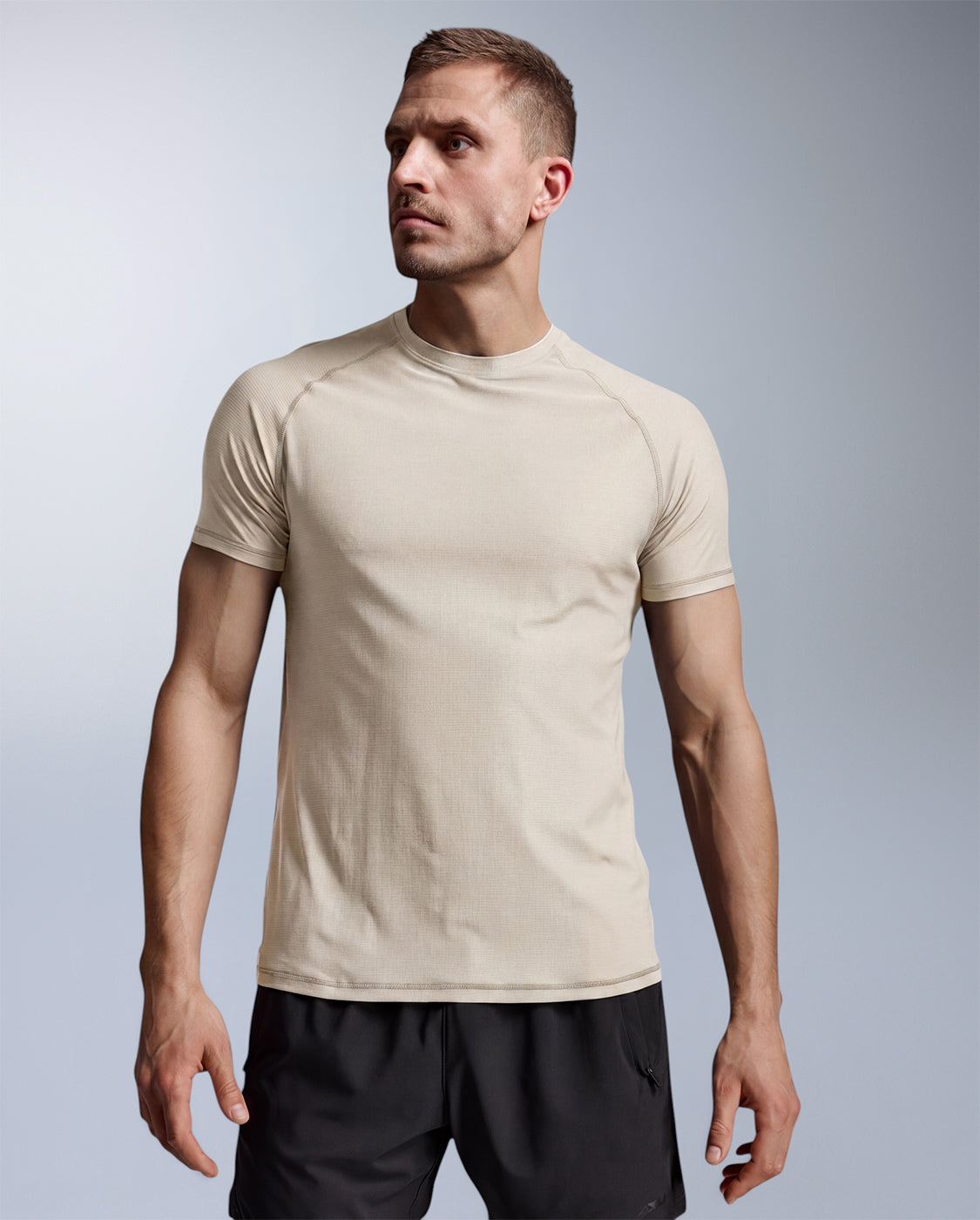 2xu-force-tech-tee-trainingsshirt-herren-chalk image 1