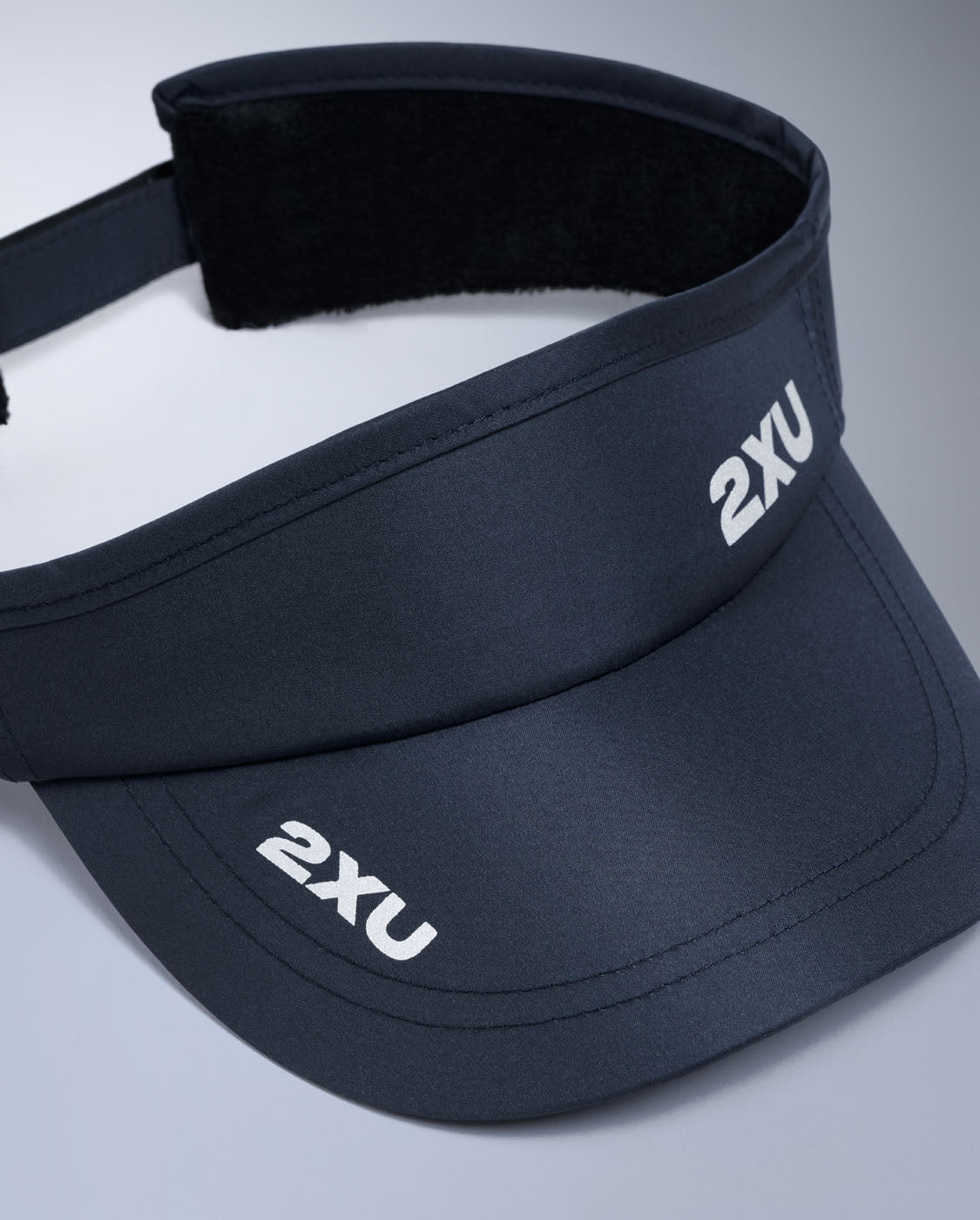 2xu-aero-run-visor-unisex-midnight-silver image 4