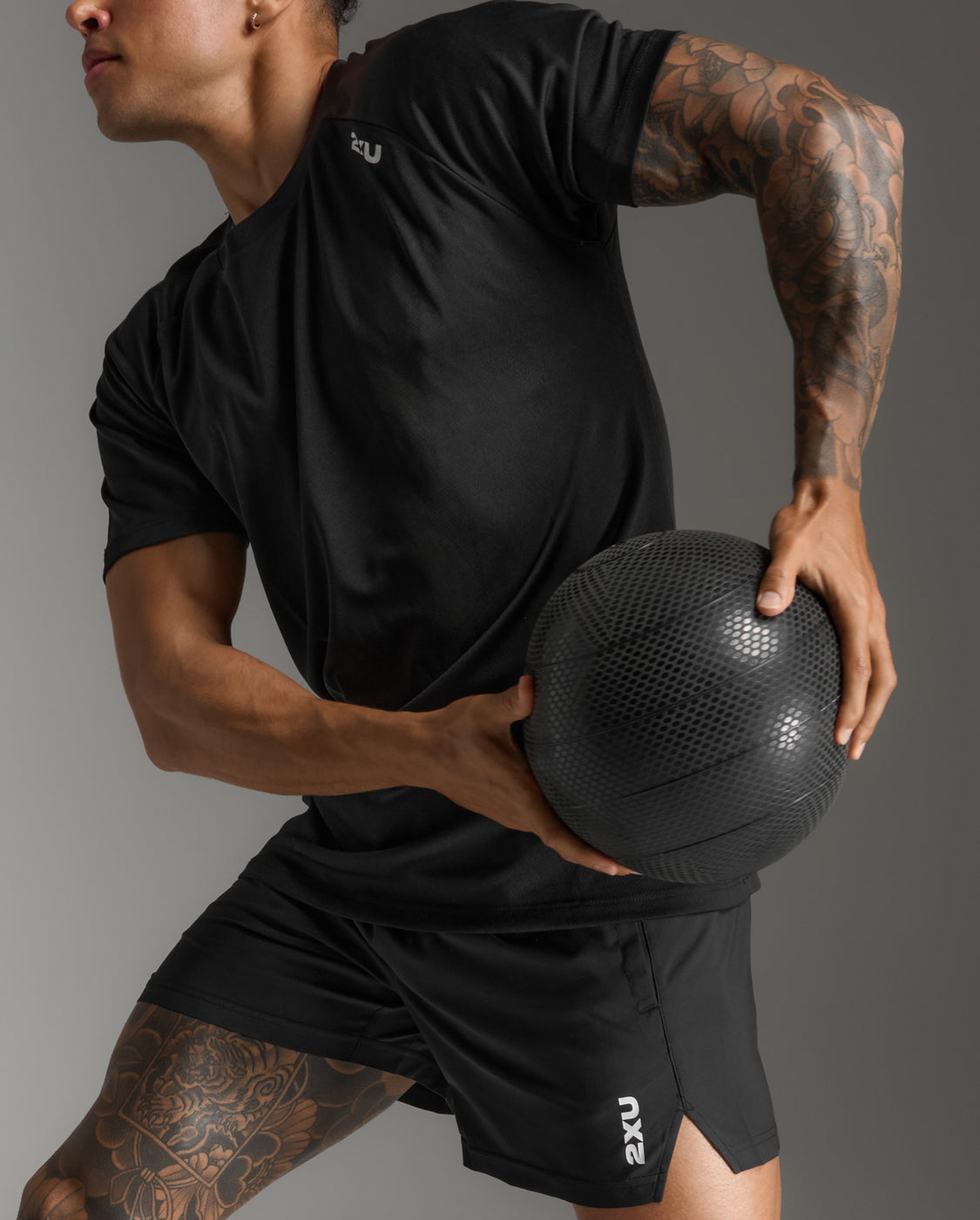 2xu-motion-aspire-tee-t-shirt-schwarz-wei-schnelltrocknend image 1