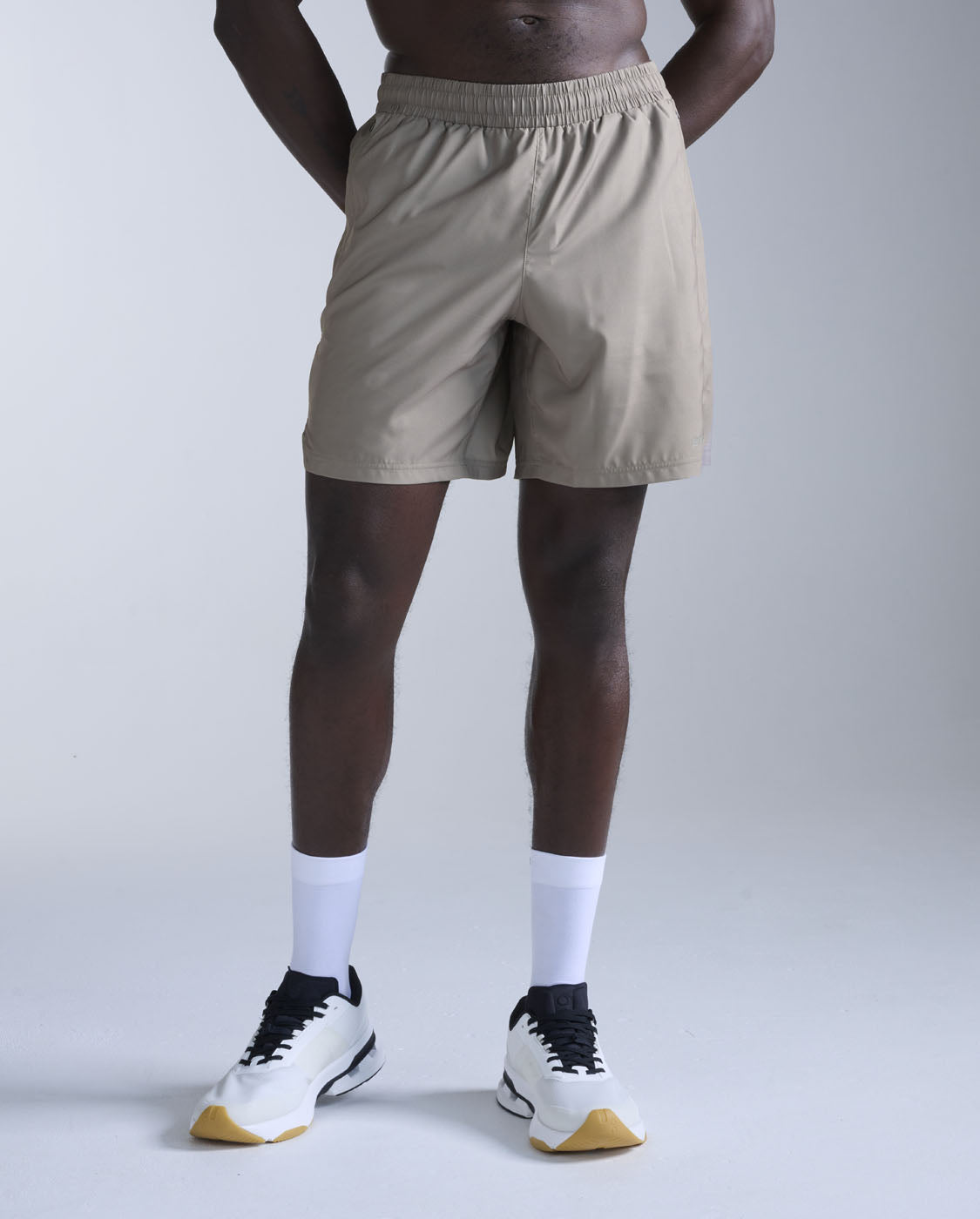 2xu-motion-7-zoll-shorts-herren-carbon-ungefuettert image 1