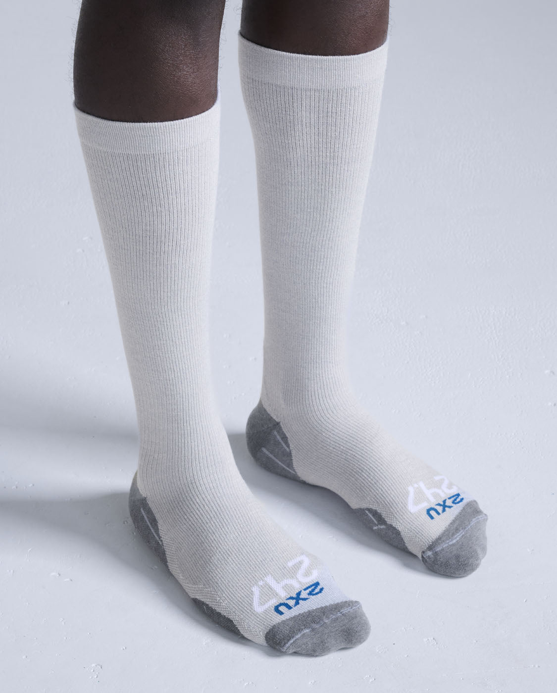 2xu-24-7-bamboo-kompressionssocken-grey-marle-white image 4
