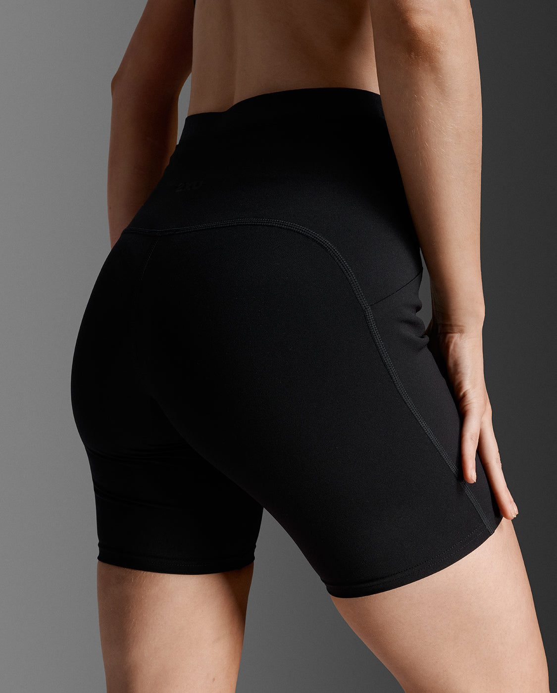 2xu-form-stash-hi-rise-4-compression-shorts-damen-taschen image 6