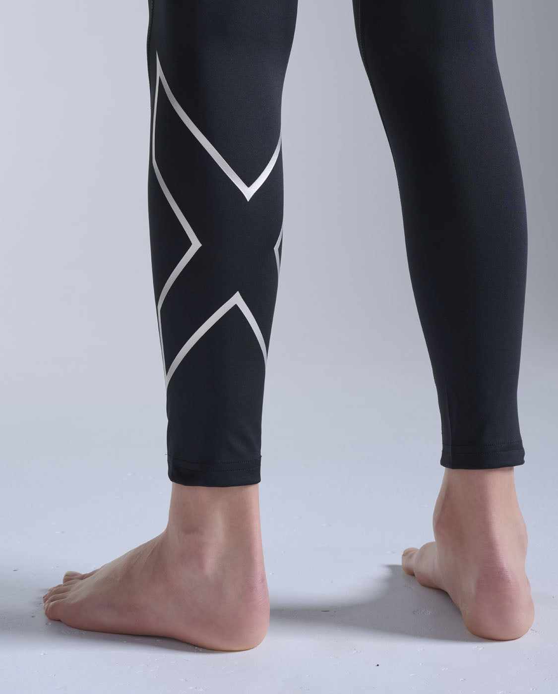 2xu-core-boys-compression-tights-schwarz-full-length image 4
