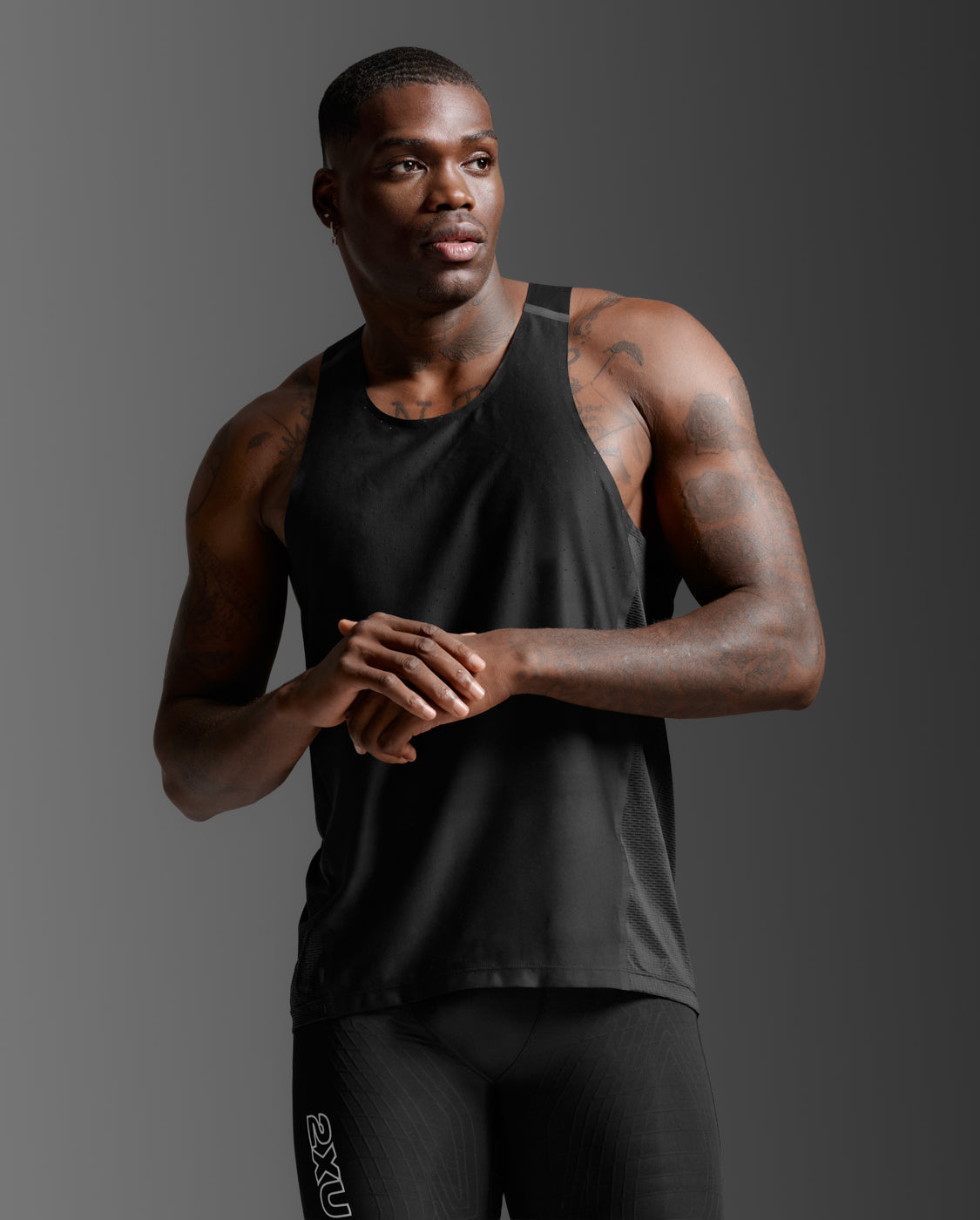 2xu-light-speed-react-singlet-herren-black-black-reflective-slim-fit image 2
