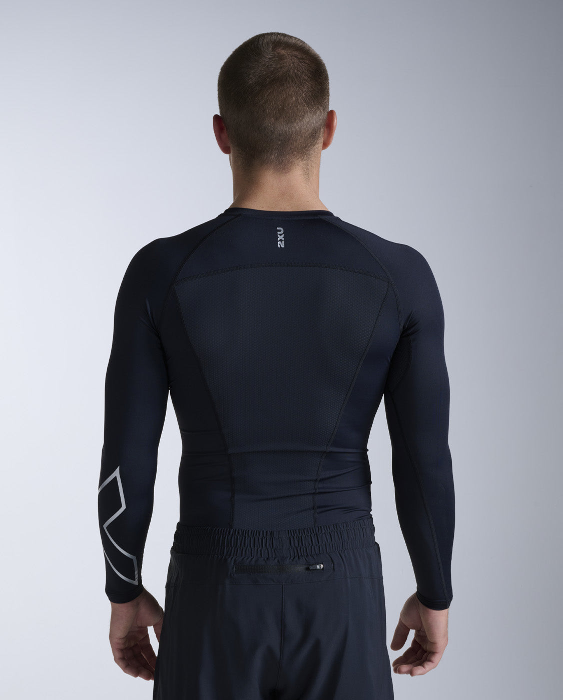 2xu-core-compression-langarm-shirt-black-herren image 2
