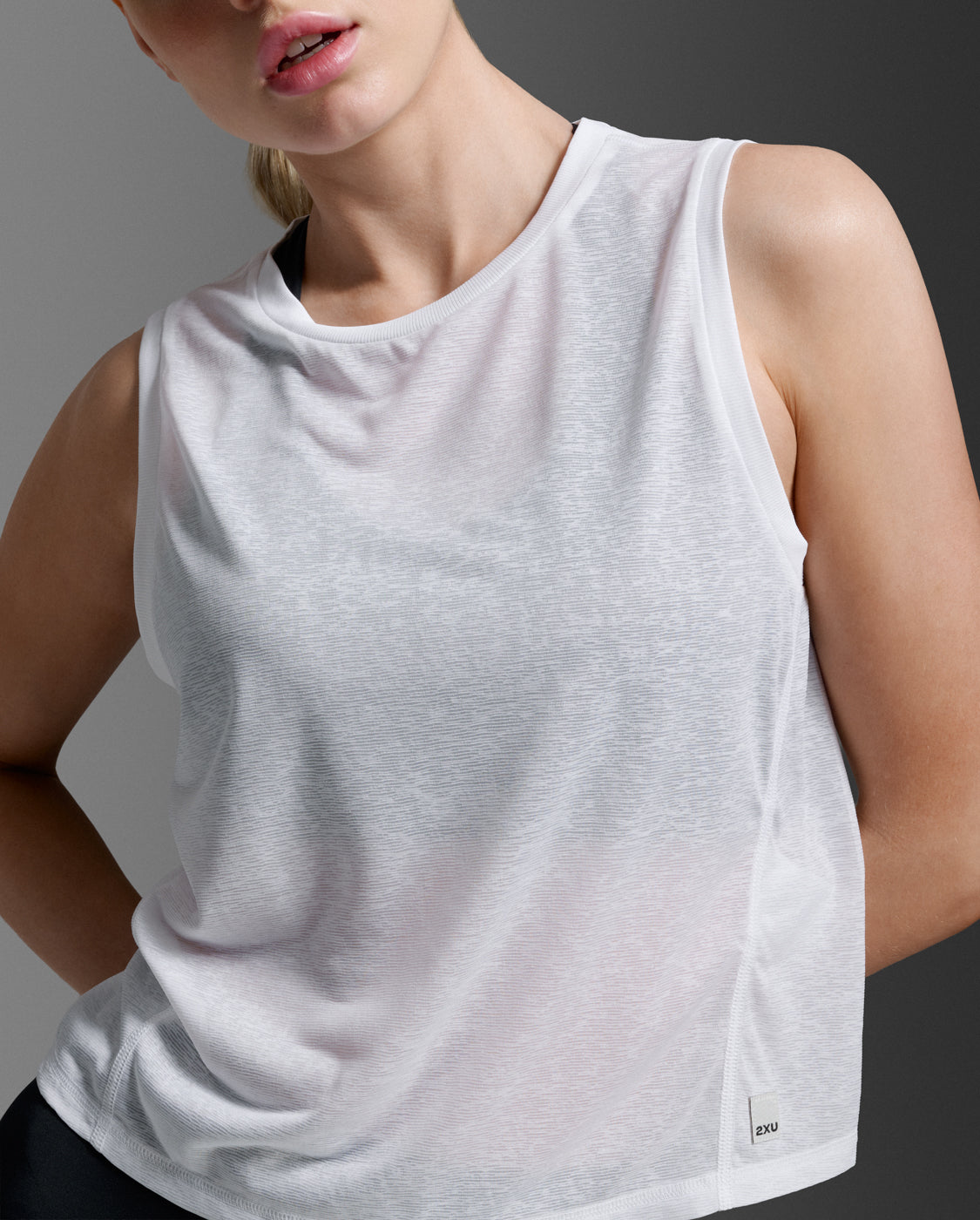 2xu-aero-relight-crop-tank-top-damen-wei-leicht image 5
