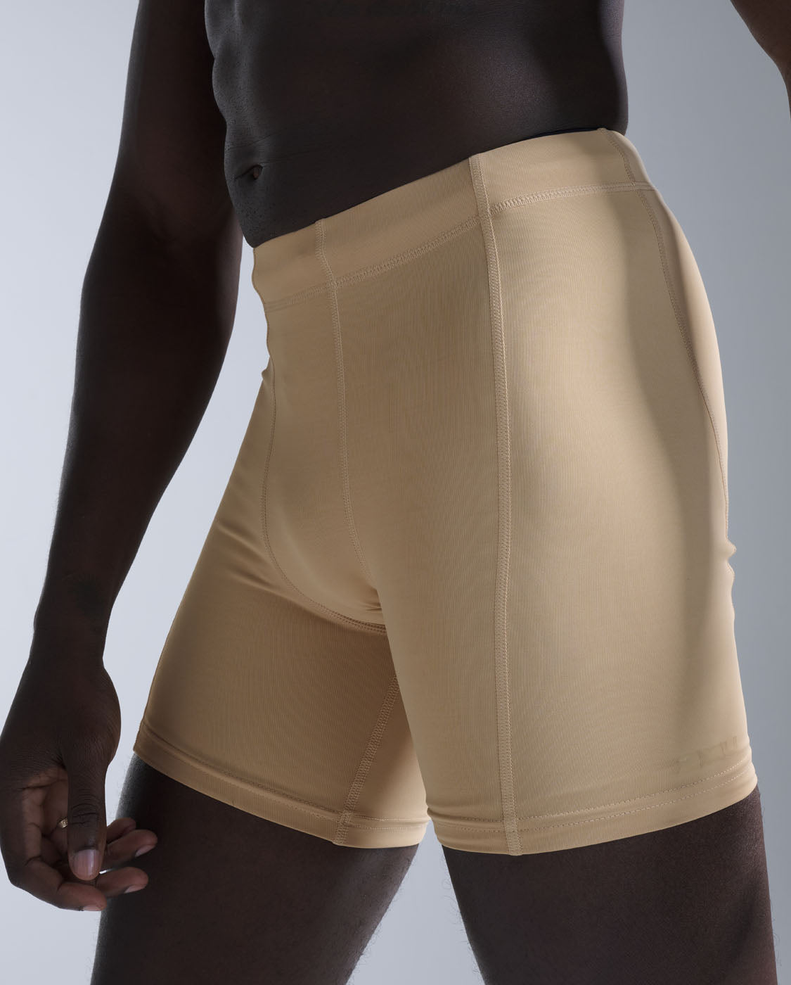 2xu-core-compression-1-2-shorts-herren-shorts-beige-kompression image 3