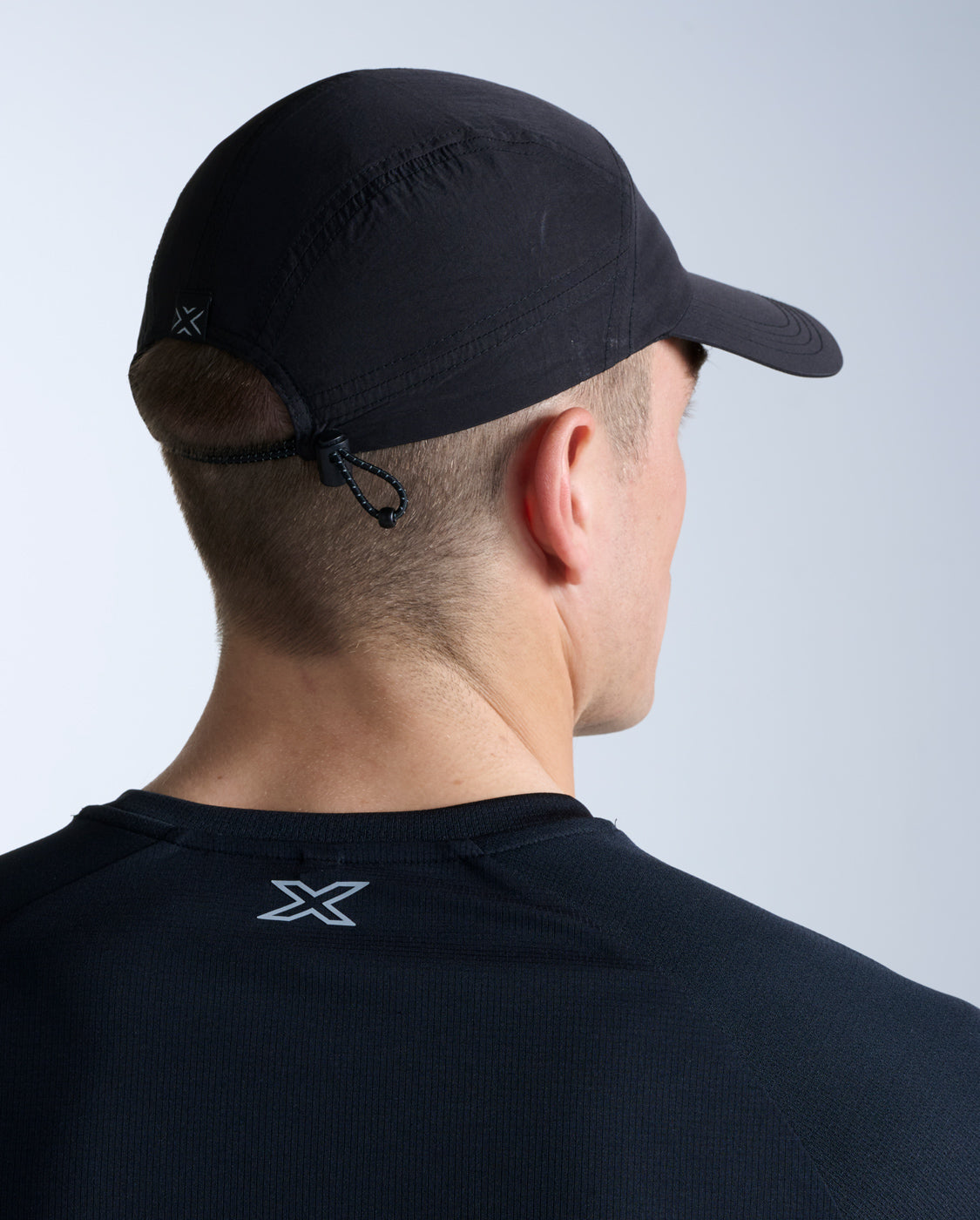 2xu-aero-hybrid-cap-laufcap-black-verstellbar image 2
