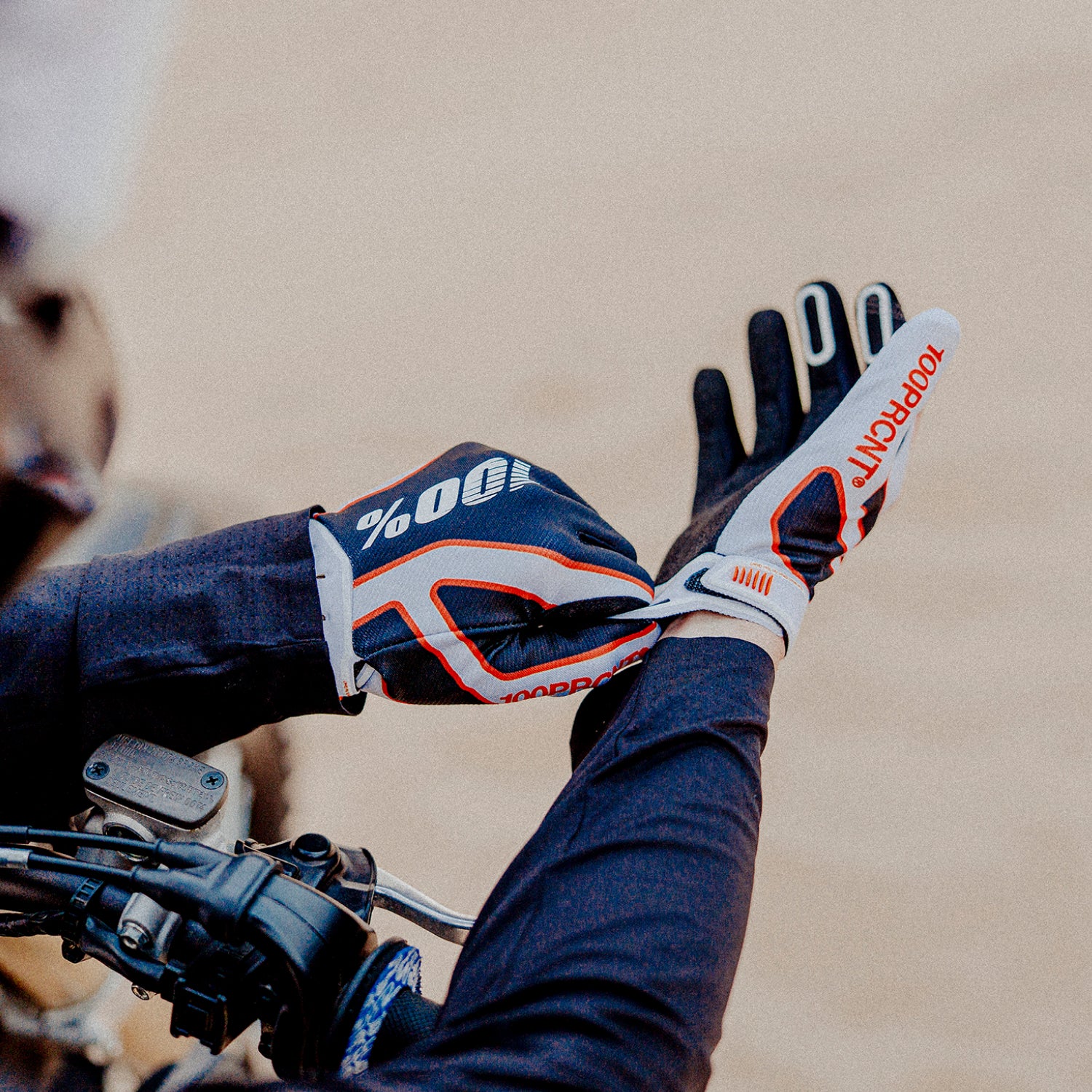 100-ridefit-handschuhe-grau-schwarz-mtb-moto image 3