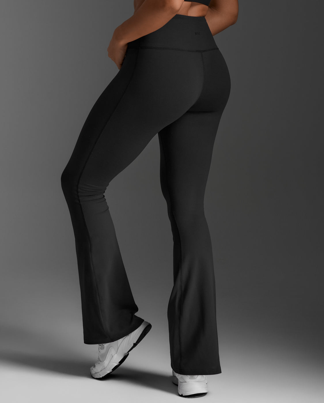 2xu-fluid-hi-rise-flare-pant-trainingshose-schwarz image 3