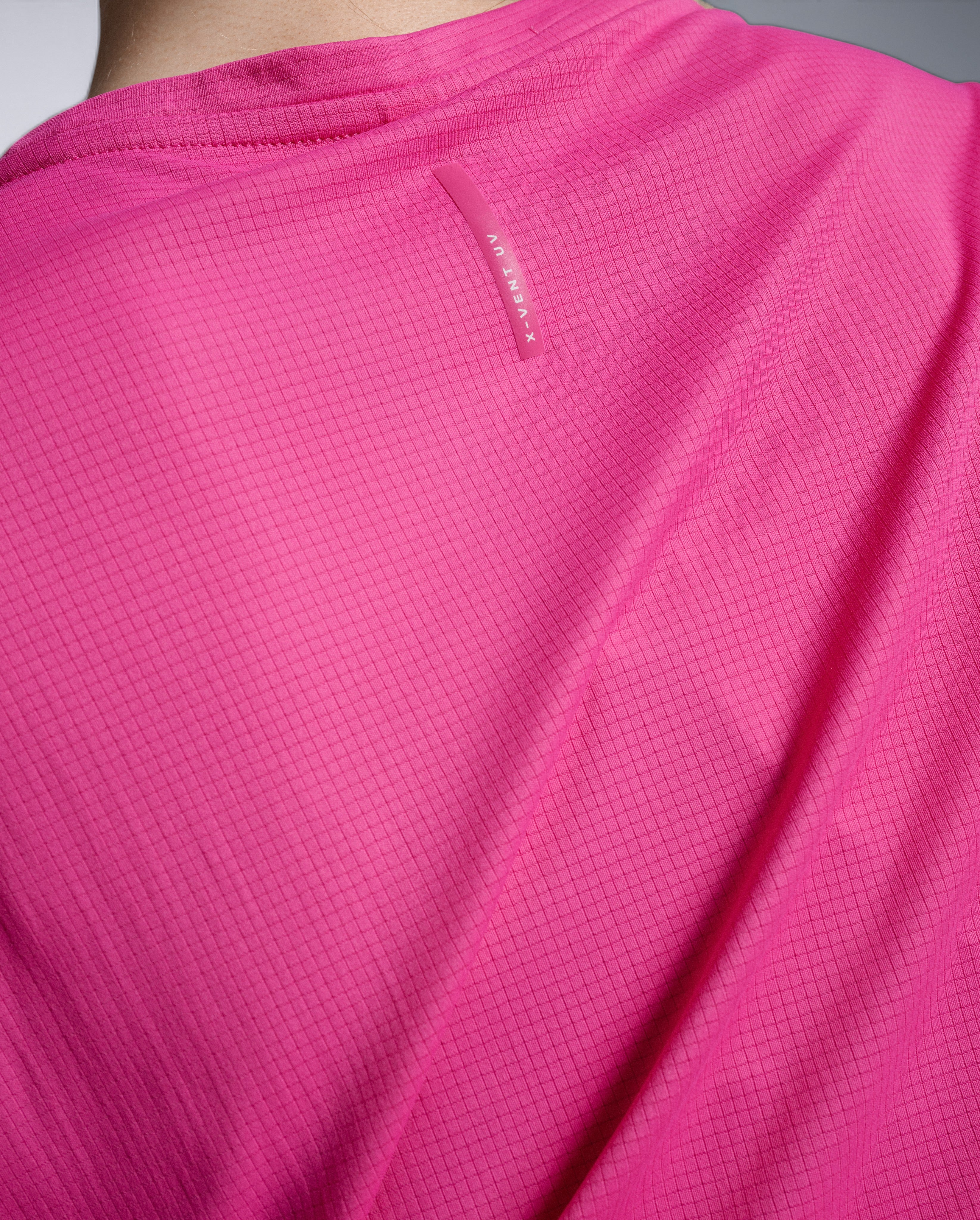 2xu-aero-trail-tee-laufshirt-damen-electric-rose-upf-50 image 2