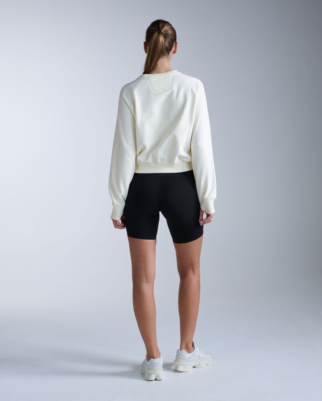 2xu-ez-organic-cotton-ribbed-crew-damen-chalk-pullover-bio image 8