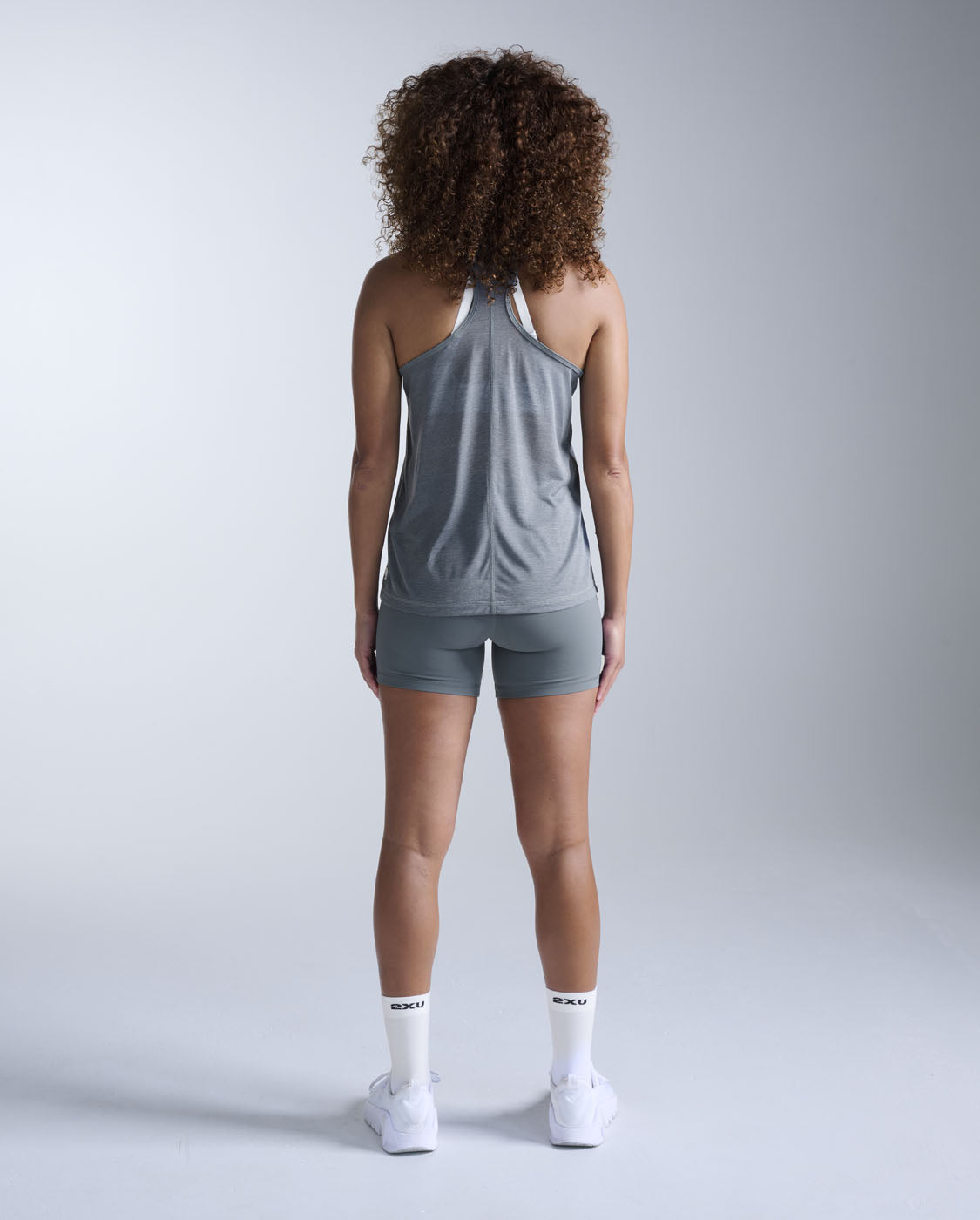 2xu-aero-relight-racerback-singlet-sage-damen image 5