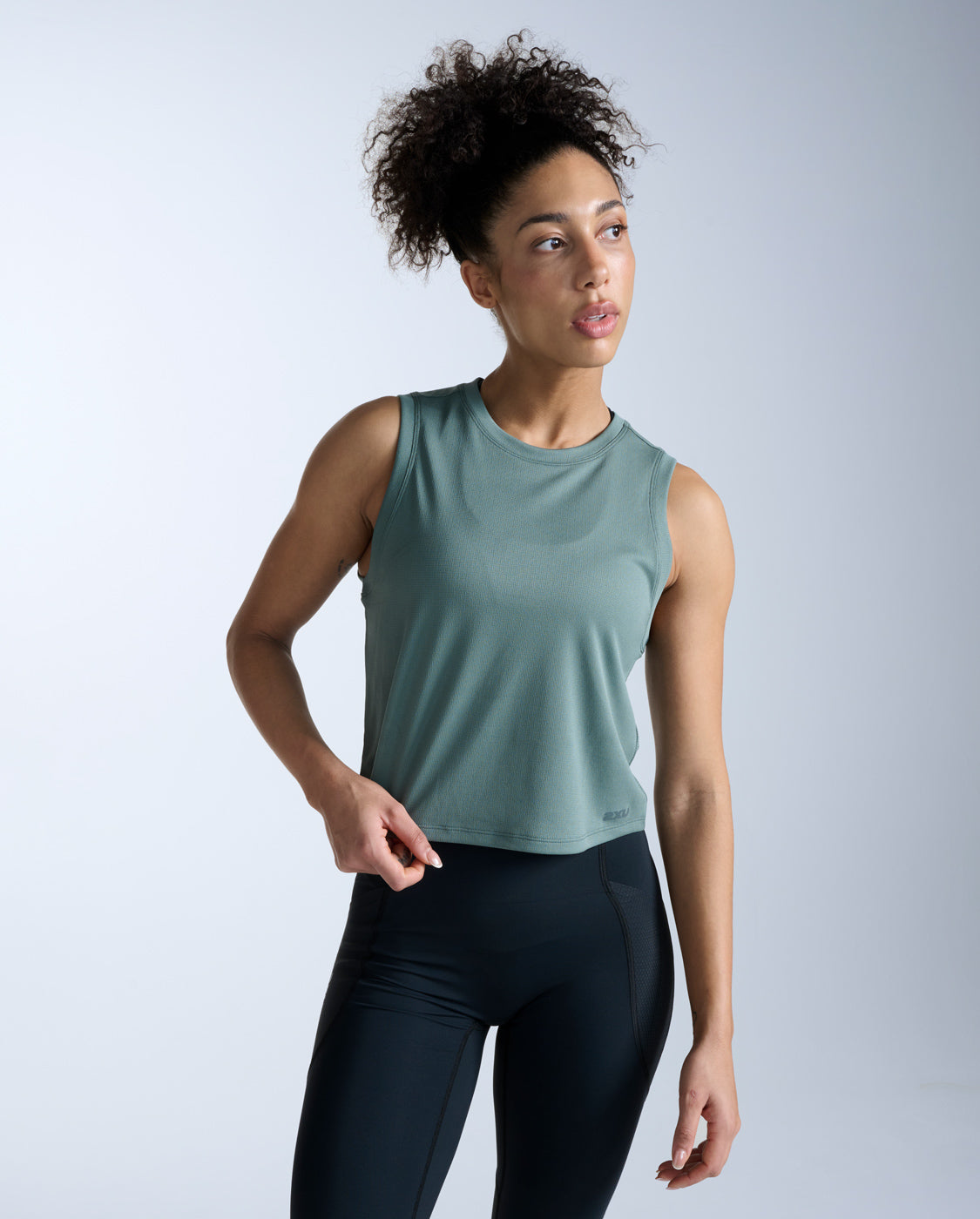 2xu-aero-mesh-crop-tank-olive-leaf-lauftop-mesh image 1