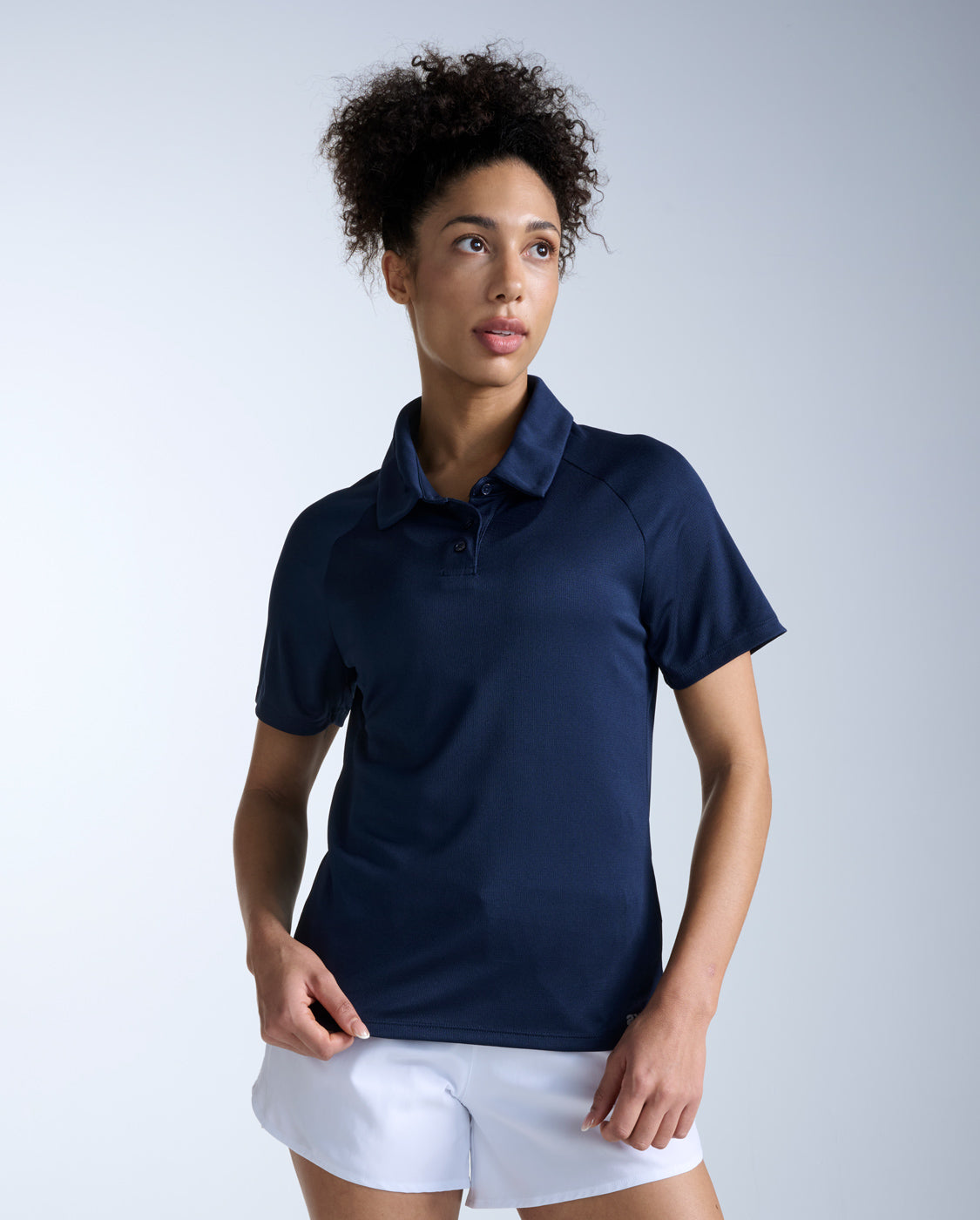 2xu-aero-polo-laufshirt-damen-mitternacht-kurzarm image 1