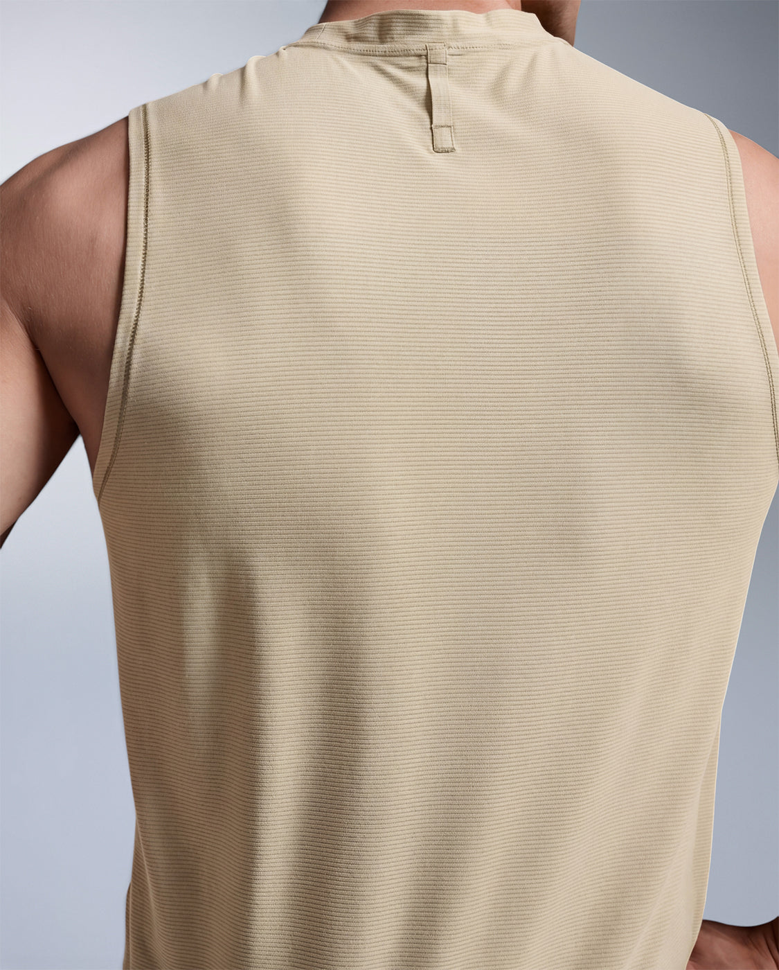 2xu-force-tech-tank-herren-chalk-rmelloses-trainingstop image 2