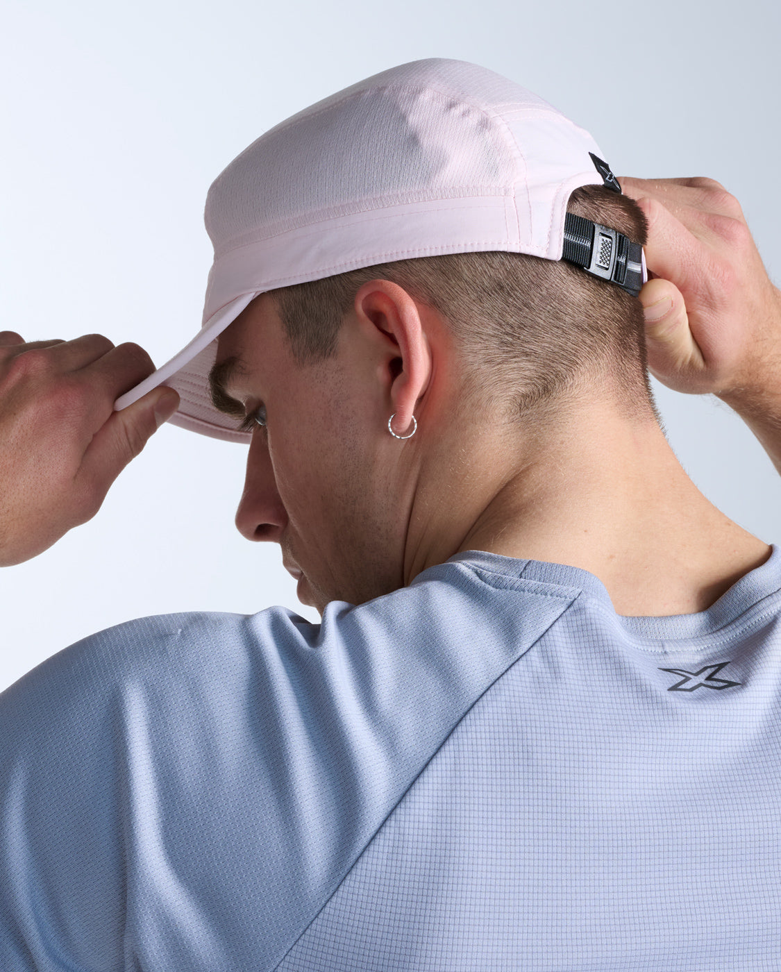 2xu-light-speed-small-cap-laufcap-rosa image 2