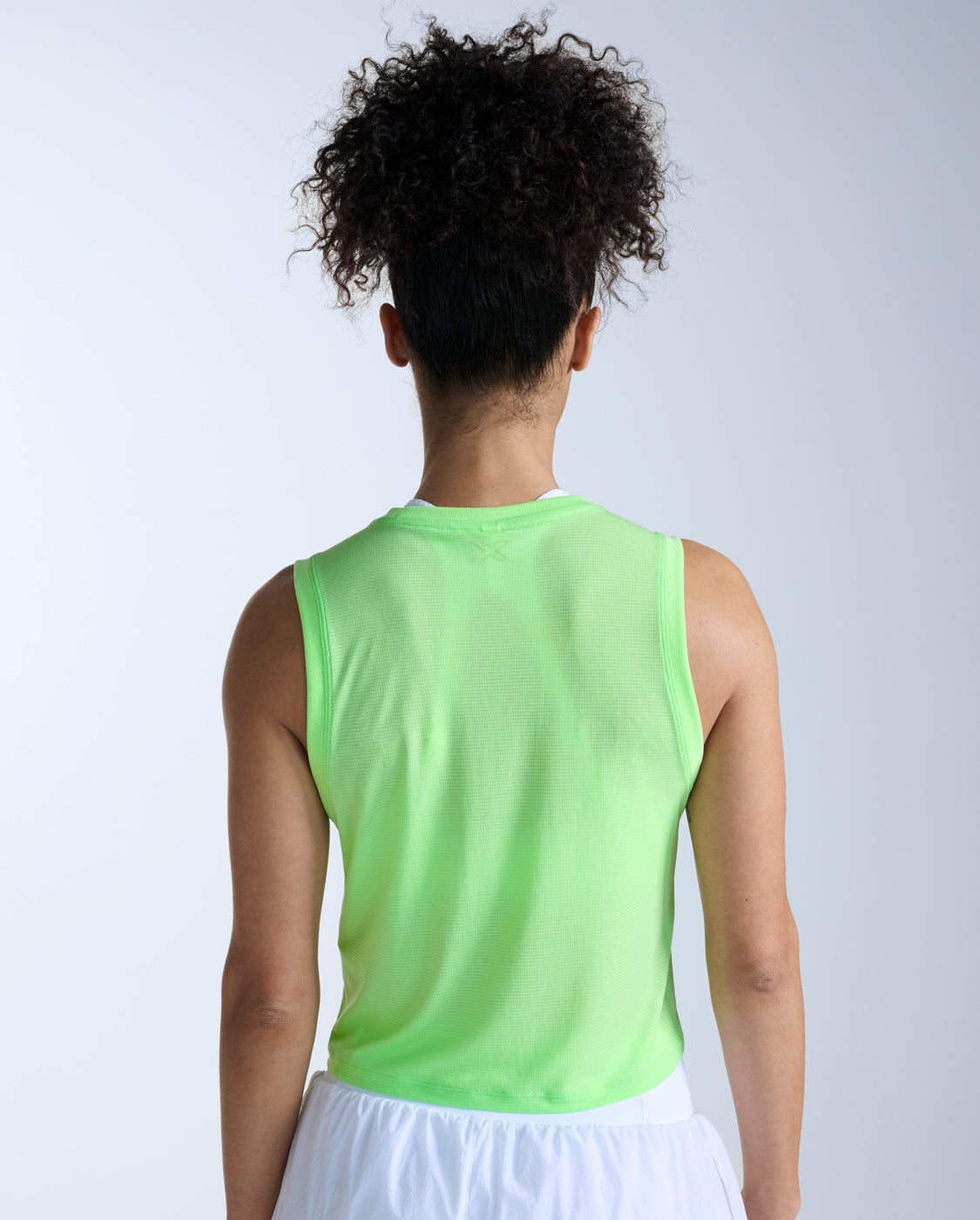 2xu-aero-mesh-crop-tank-top-rmellos-lime-zest image 2