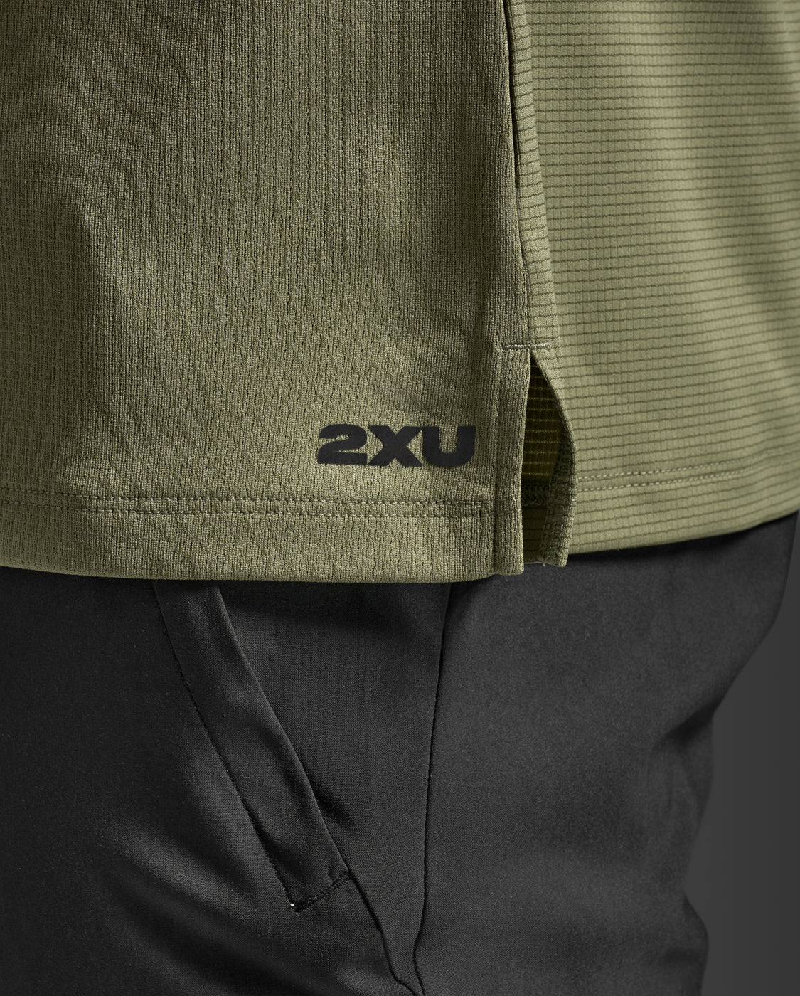 2xu-aero-tee-laufshirt-herren-alpine-black-mesh image 7