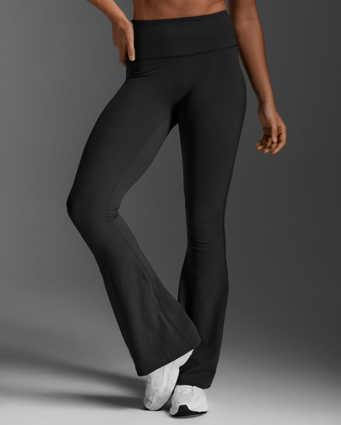 2xu-fluid-hi-rise-flare-pant-trainingshose-schwarz image 2