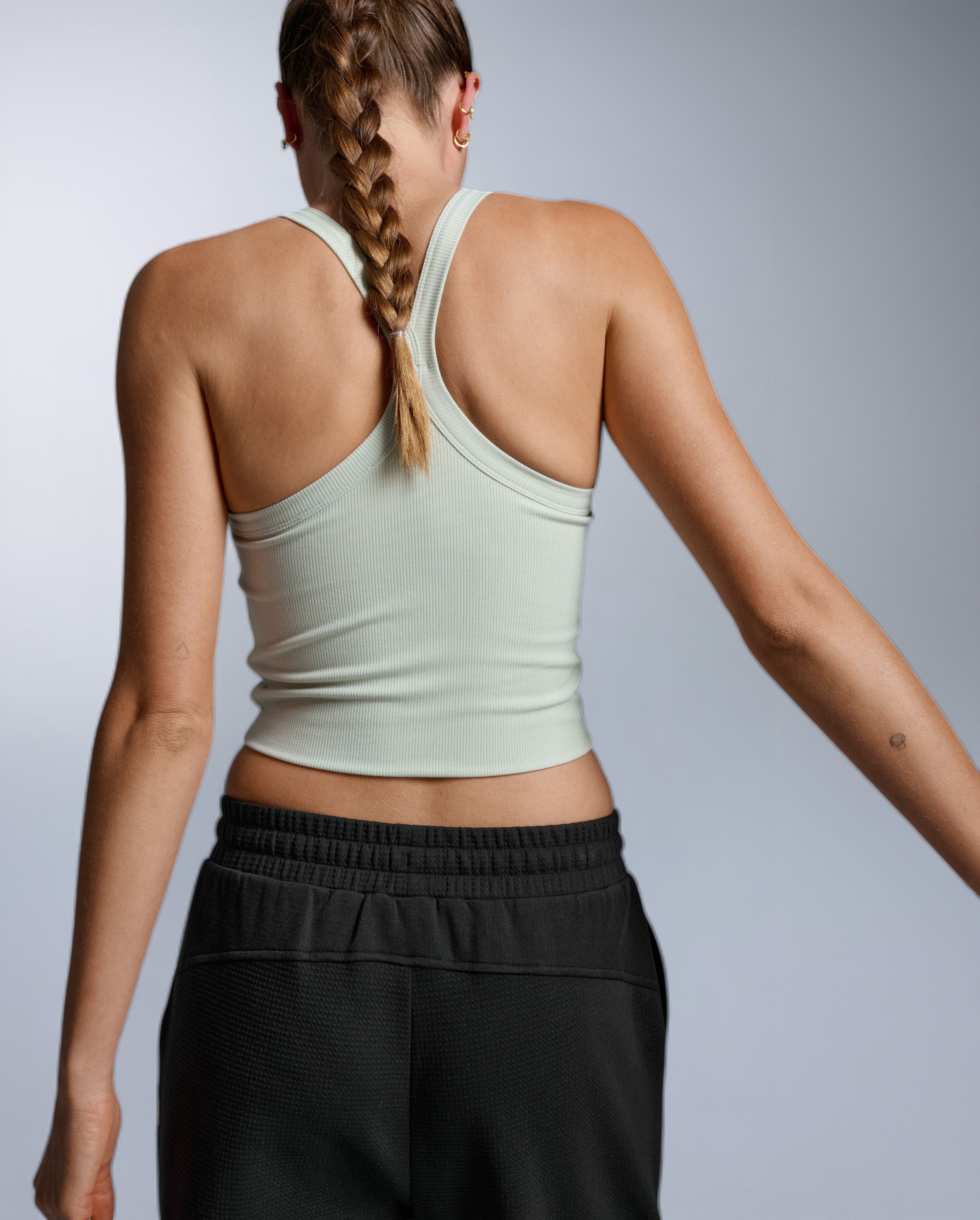 2xu-fluid-tencel-ribbed-crop-singlet-top-damen-seafoam image 2