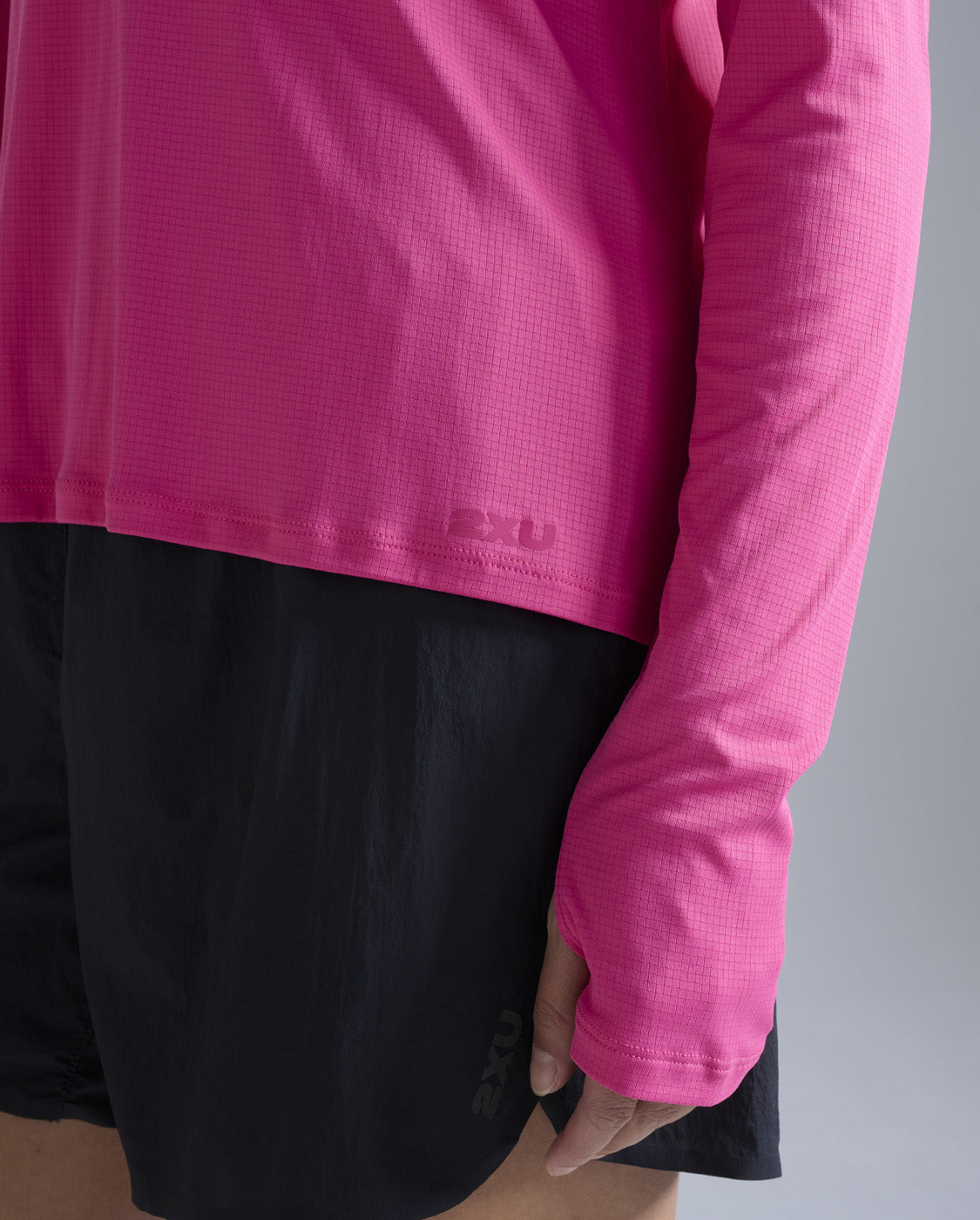 2xu-aero-trail-longsleeve-electric-rose-uv-schutz-damen image 7