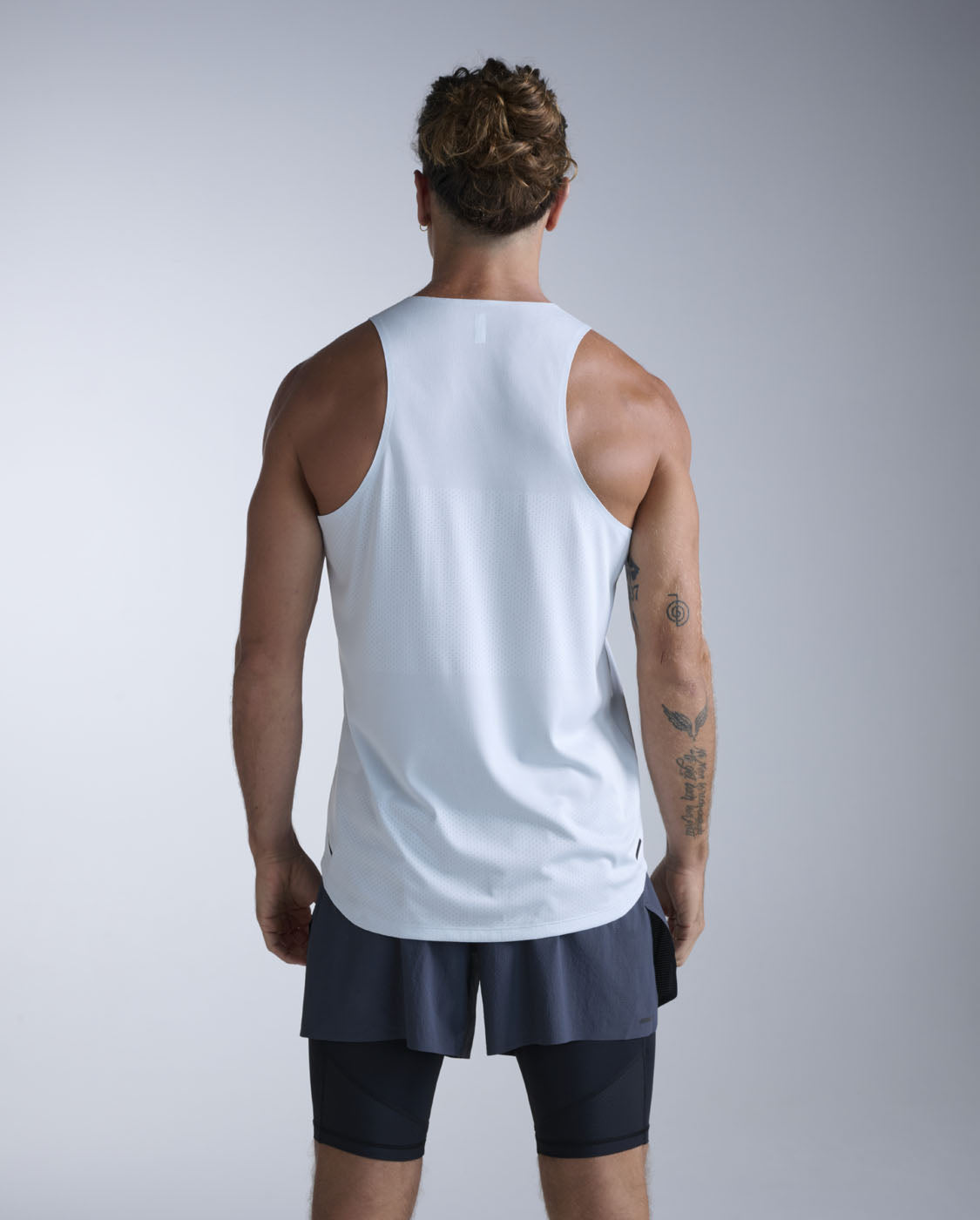 2xu-light-speed-tech-singlet-moonstone-herren-atmungsaktiv image 2
