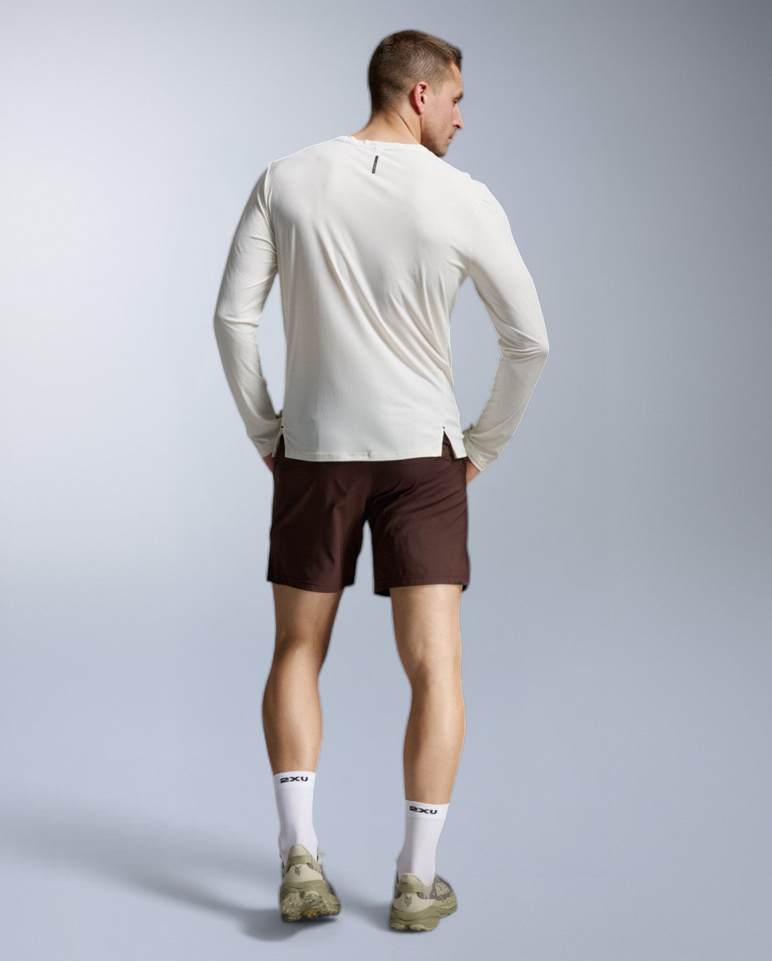 2xu-aero-trail-longsleeve-chalk-laufshirt-herren-uv image 5