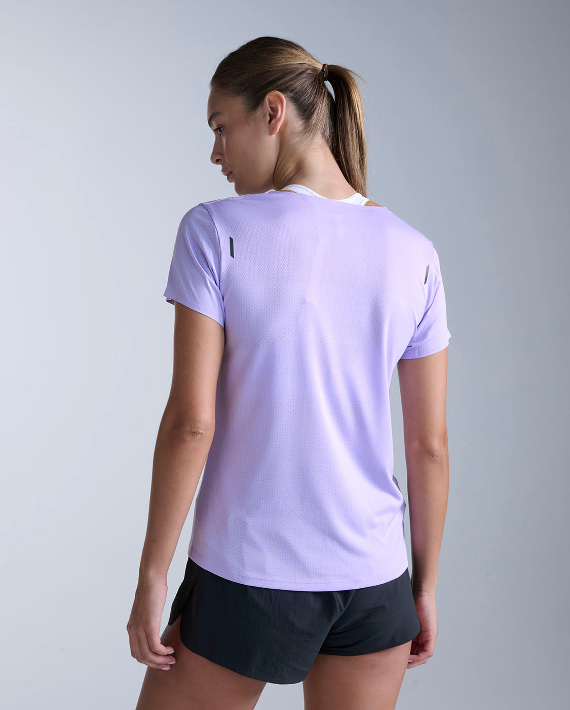 2xu-light-speed-tech-tee-laufshirt-lavendel-damen image 2