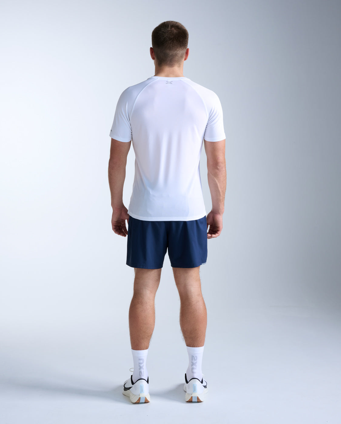 2xu-aero-tee-laufshirt-herren-white-silver-atmungsaktiv image 7
