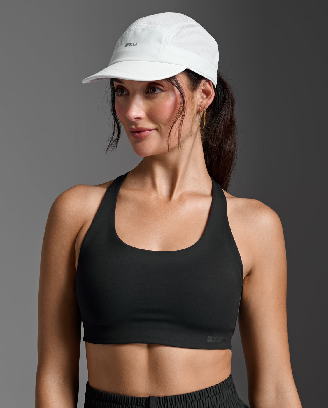 2xu-light-speed-small-cap-laufcap-wei-silber image 3