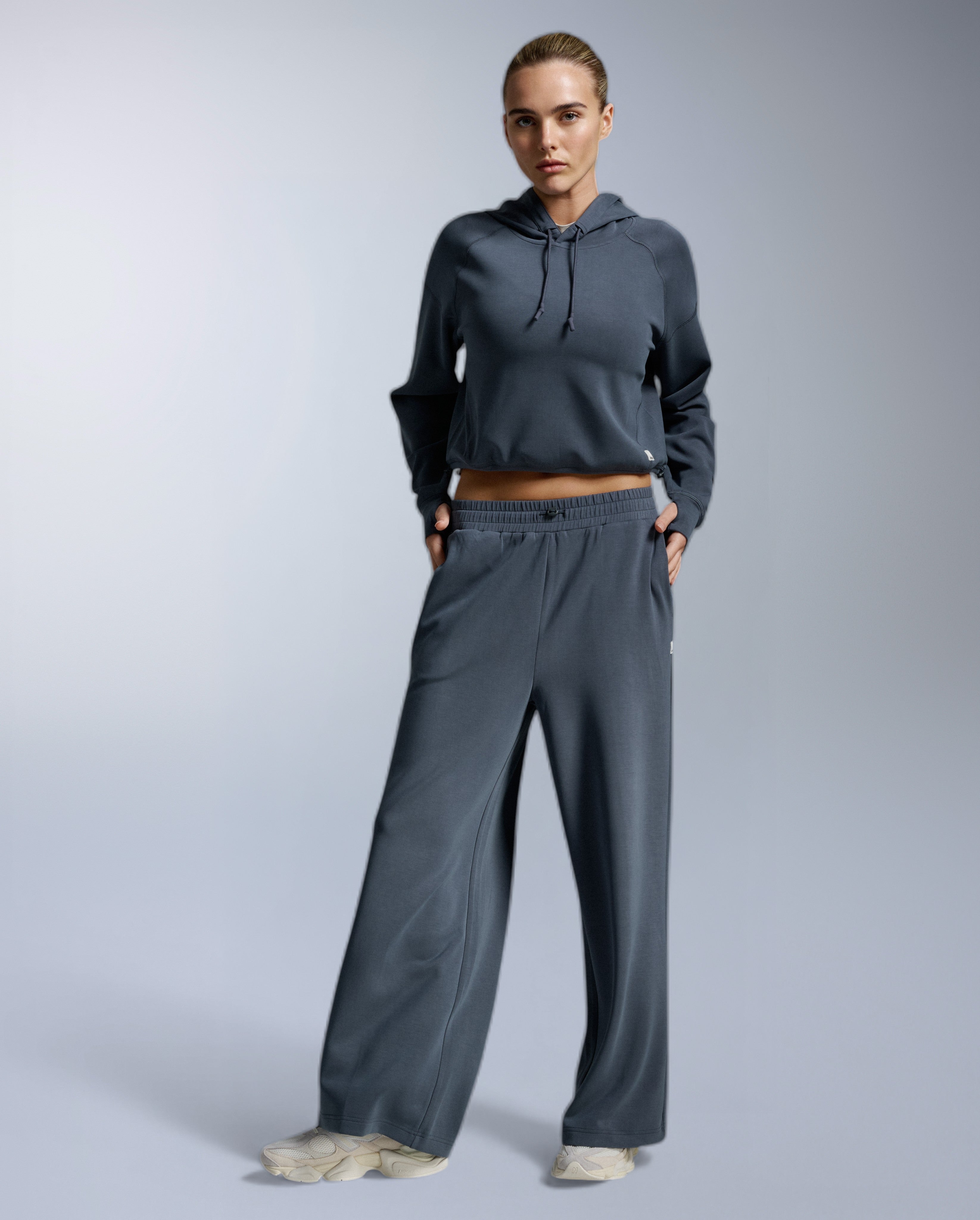 2xu-signature-wonderluxe-cropped-hoodie-damen-india-ink-white image 6