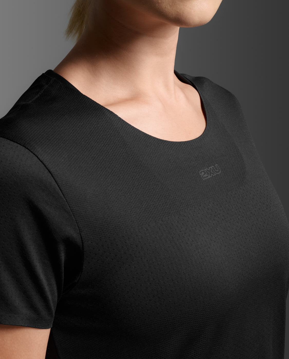 2xu-light-speed-tech-tee-laufshirt-schwarz-damen image 7