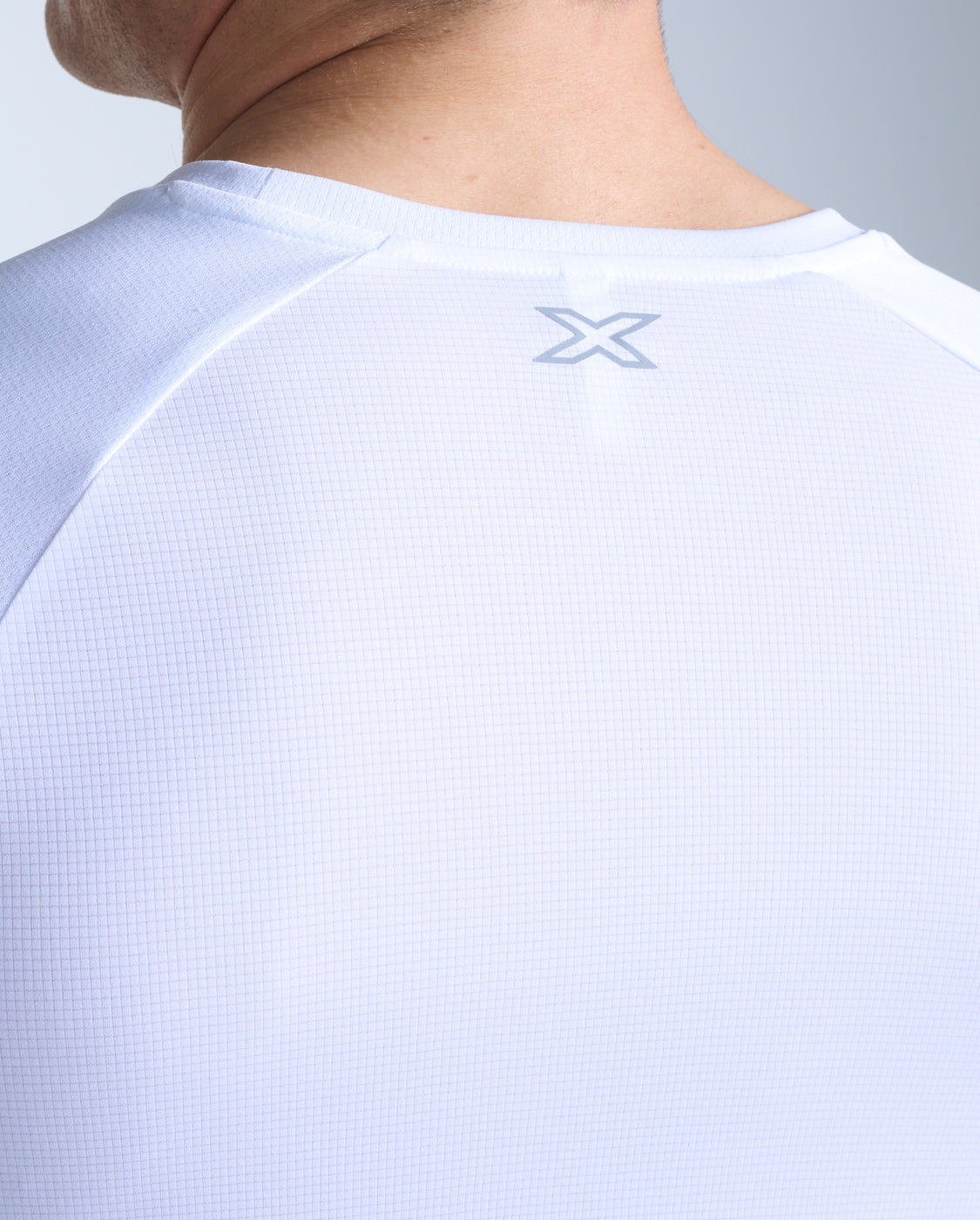 2xu-aero-long-sleeve-laufshirt-weiss-silber-herren image 4