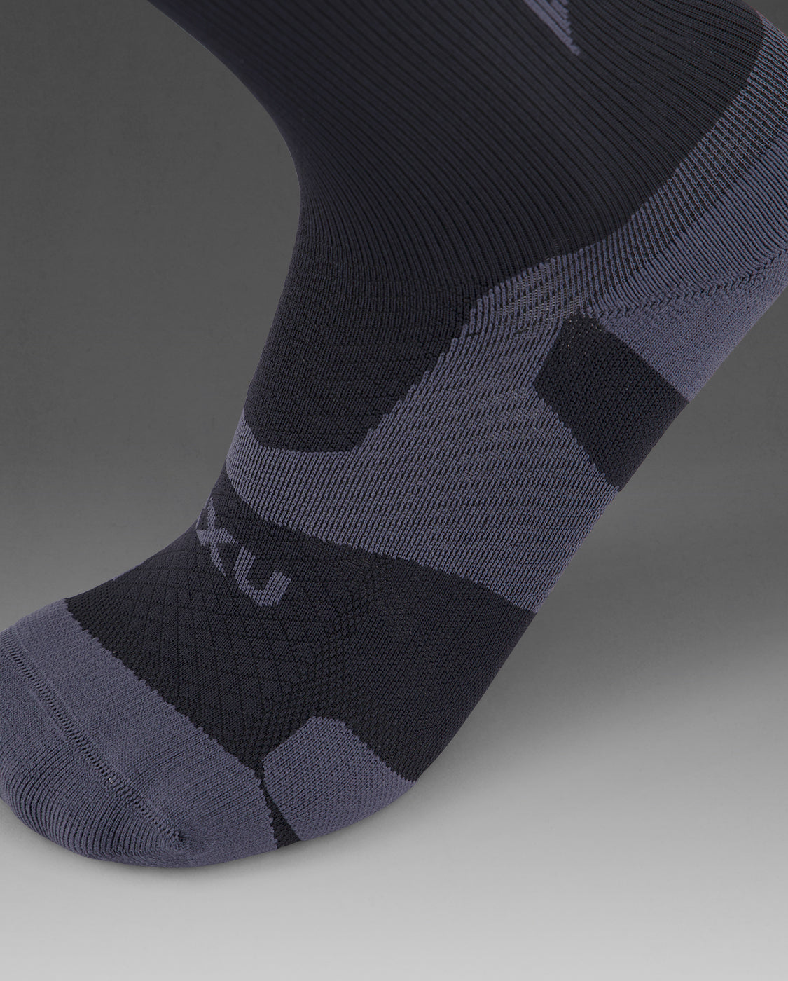 2xu-vectr-light-cushion-crew-socks-black-titanium-unisex image 3